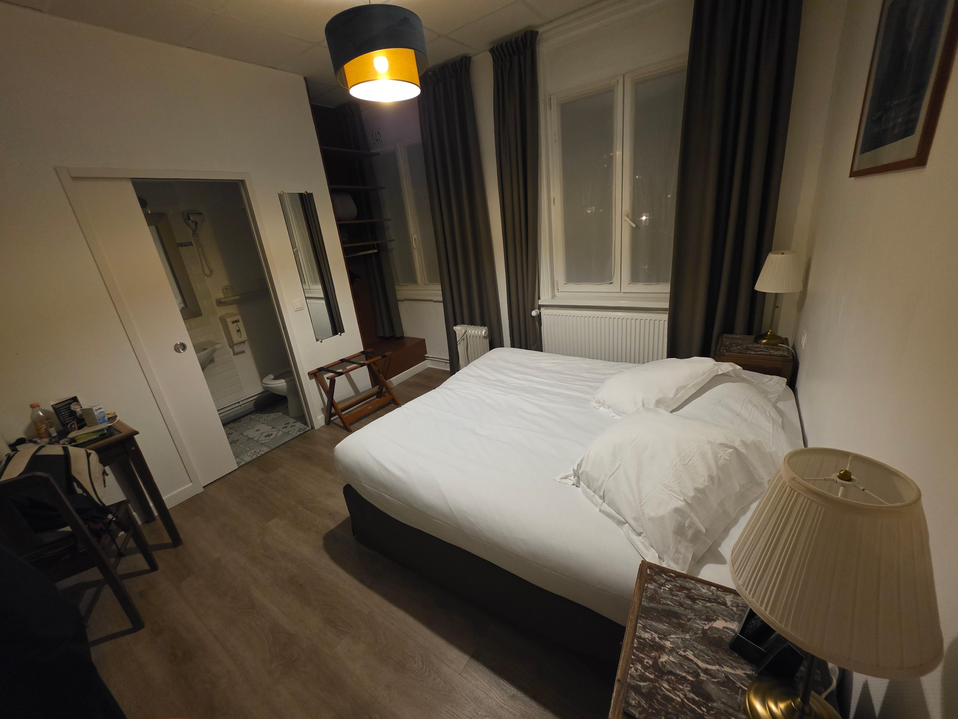 Chambre au sixième. Mais ascenseur jusqu'au 5ème