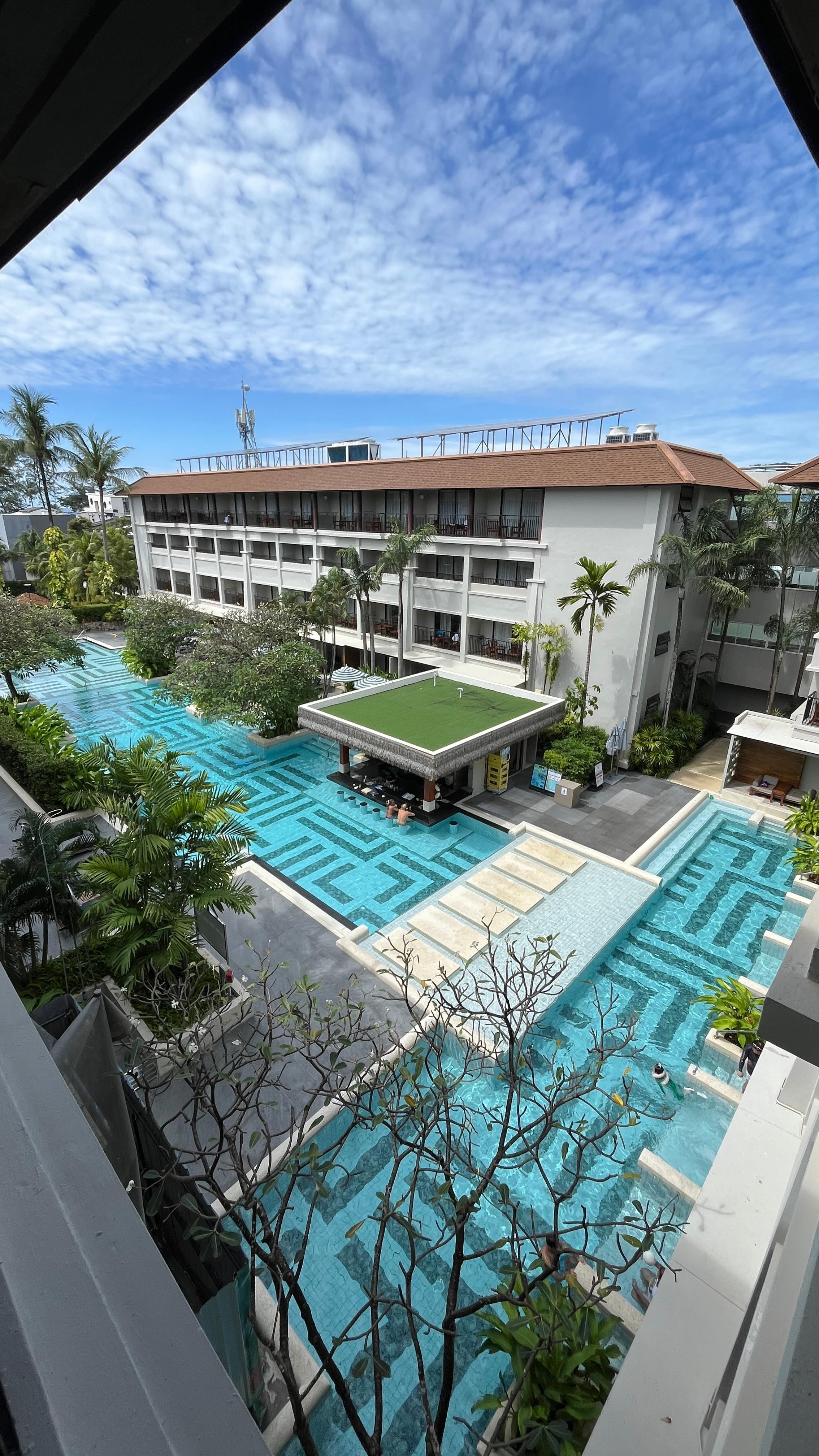 バルコ ニーからのプール