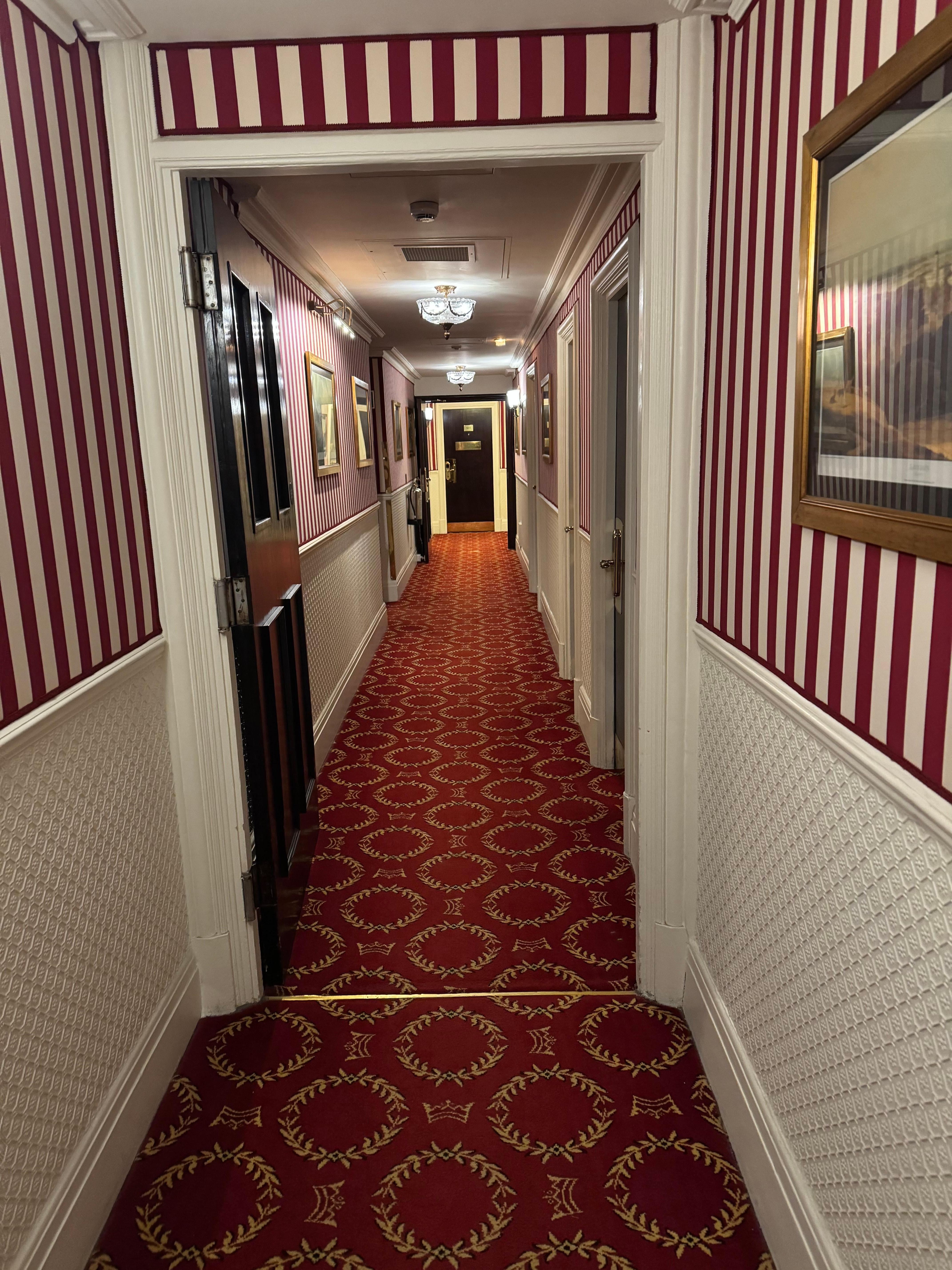 De gang naar onze kamer