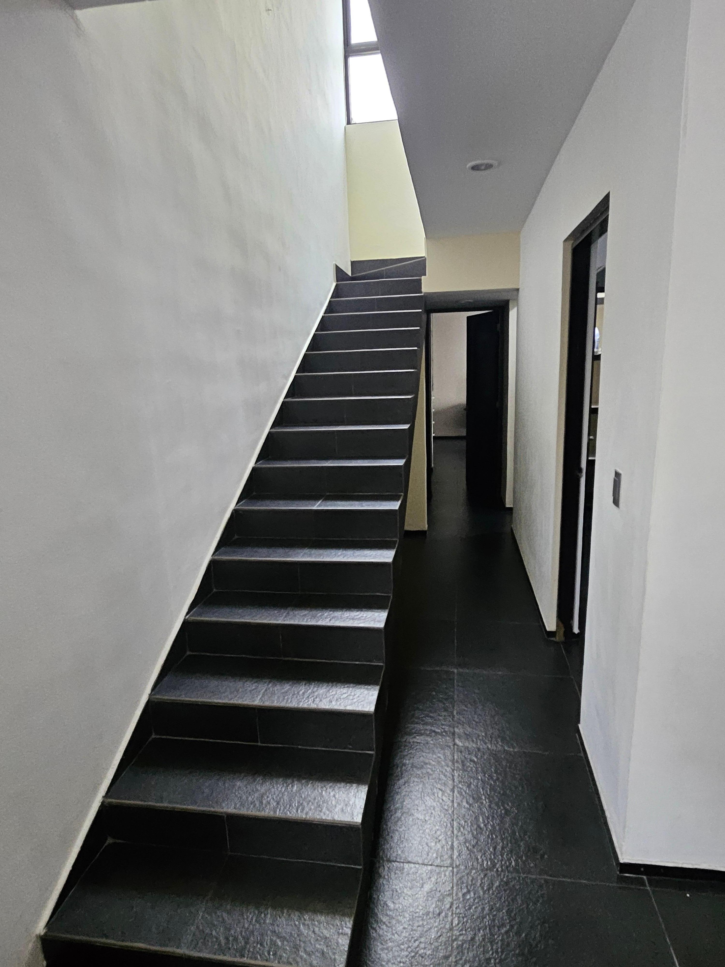 Huoneistosta oli suora pääsy kattoterassilla ja uima-altaalle.