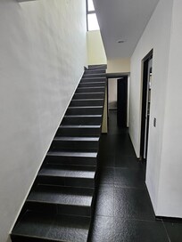 Huoneistosta oli suora pääsy kattoterassilla ja uima-altaalle.