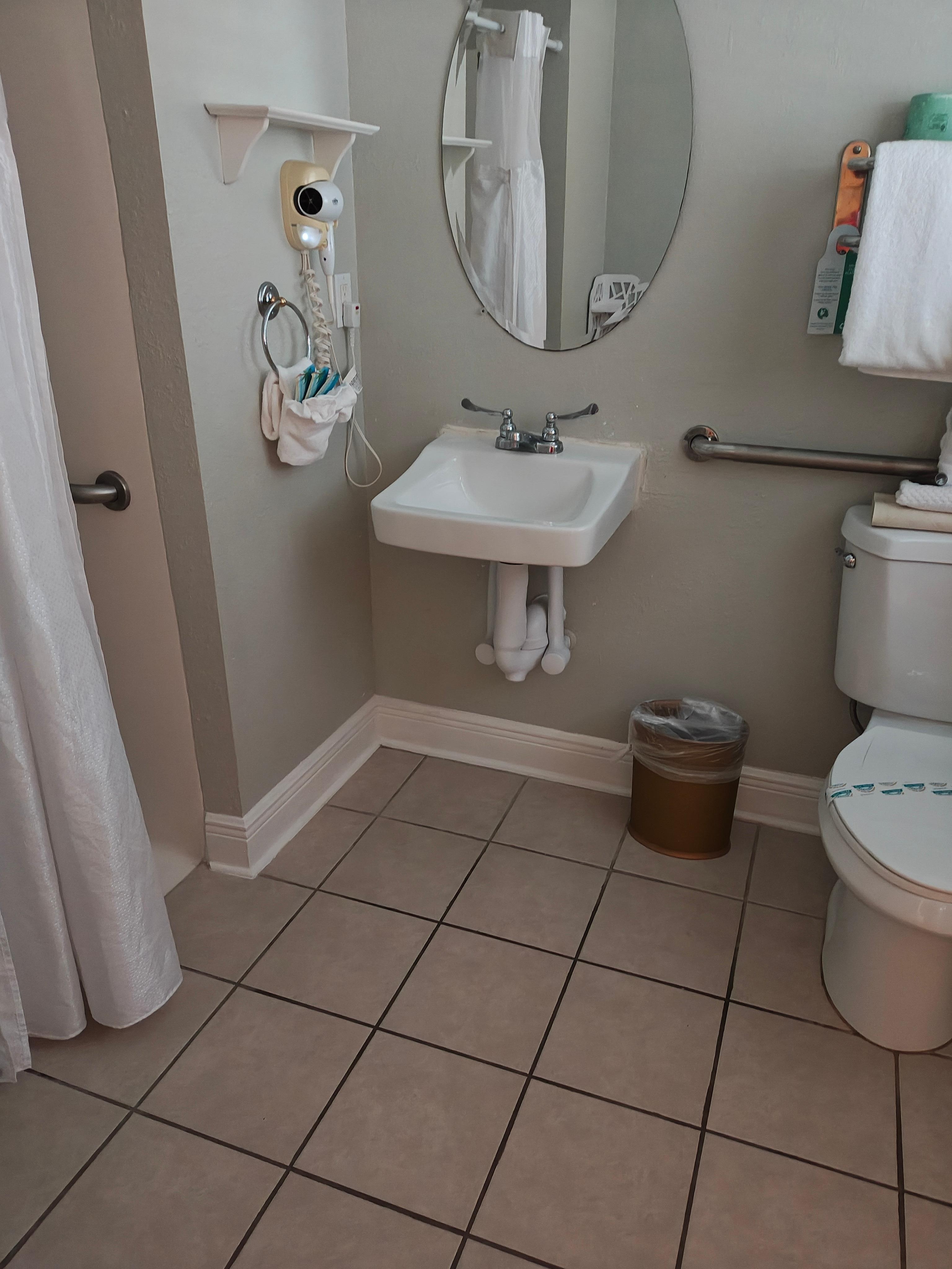 Nice bath (ADA room)