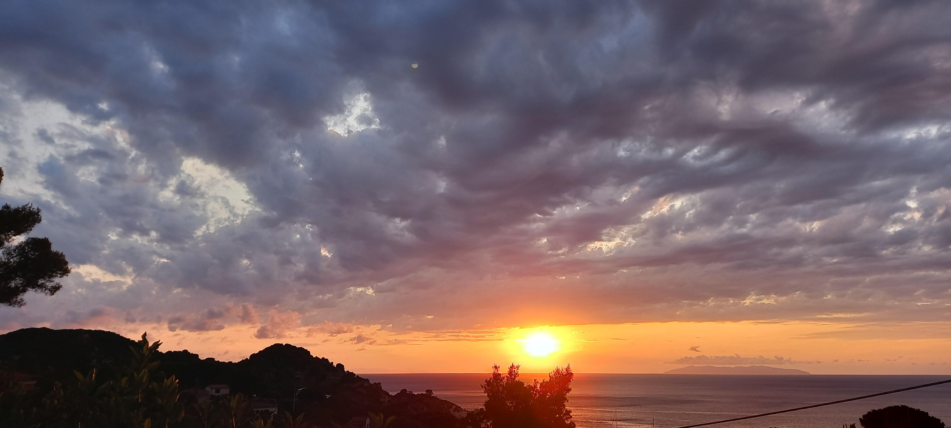 Glorioso tramonto sulla capraia dal patio