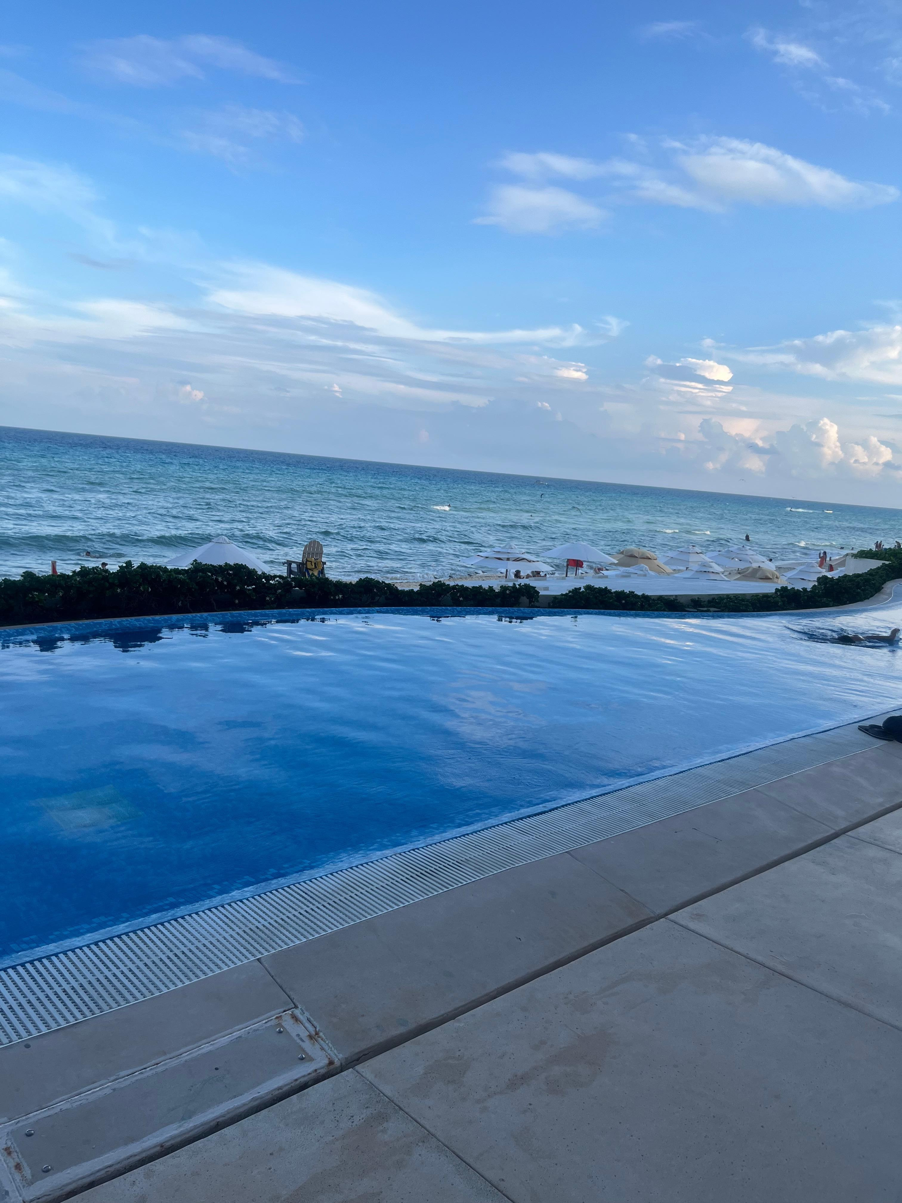 Infinity pool/swim up bar.