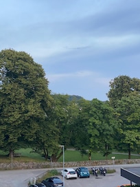 Utsikt mot park fra balkong