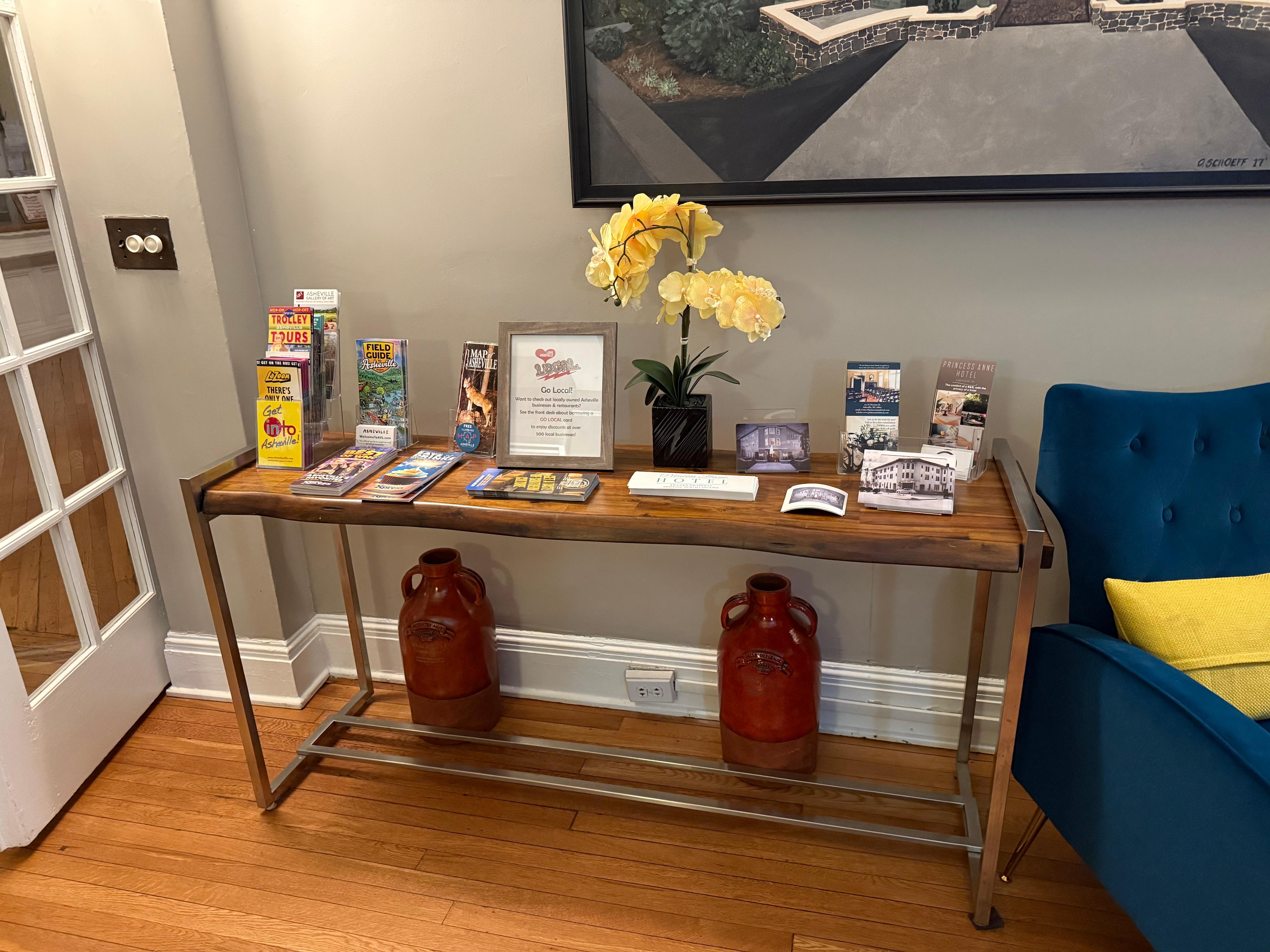 Main floor sitting area, tons of brochures about the area