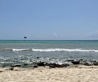 Tenga cuidado con los detalles engañosos en la información del hotel que muestra el acceso a la playa en las fotos. Desafortunadamente, la playa real no se parece en nada a las fotos, ya que no es apta para bañarse, hay rocas con erizos de mar.