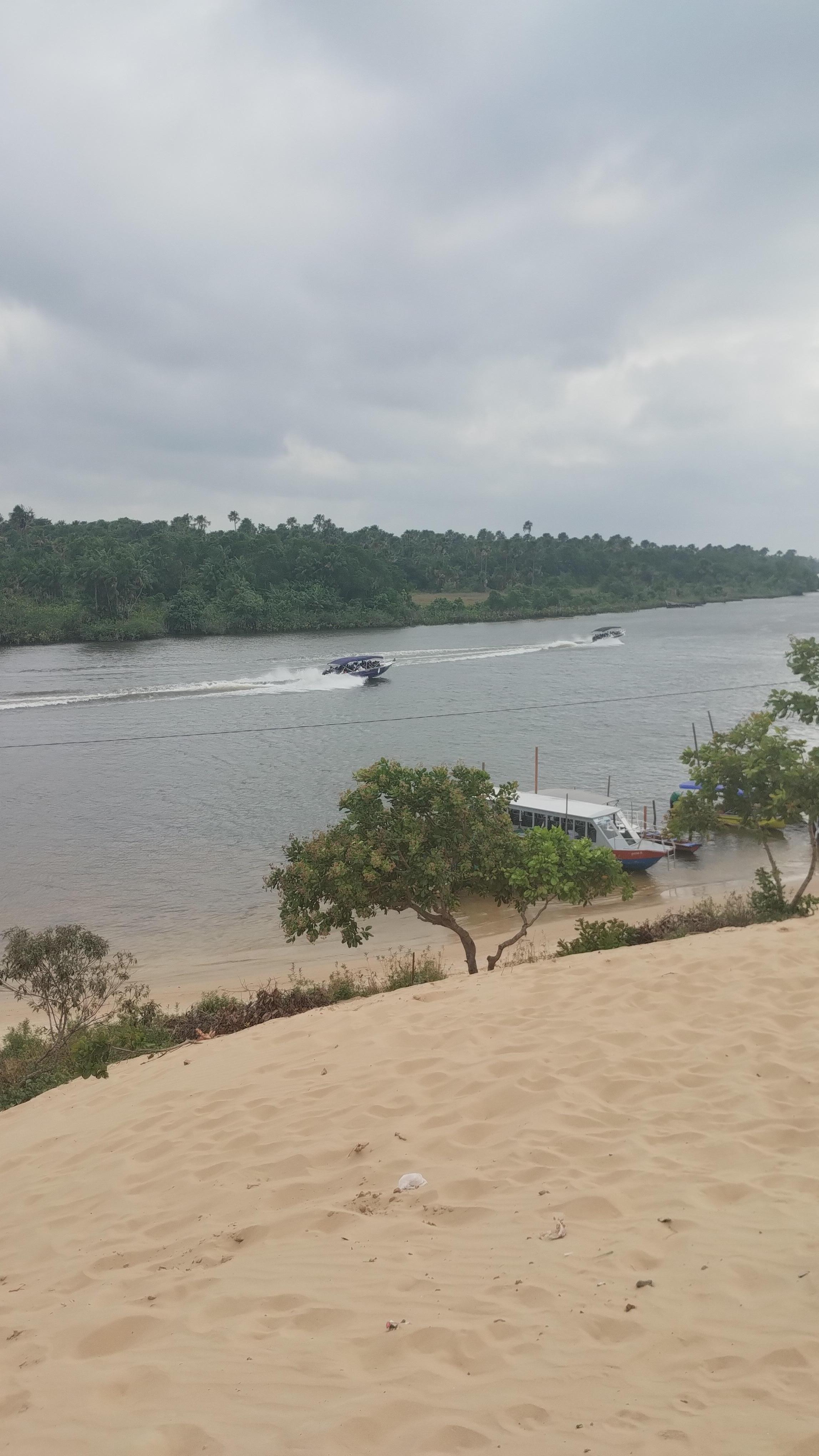 Rio preguiça, bom para se banhar no período da tarde.