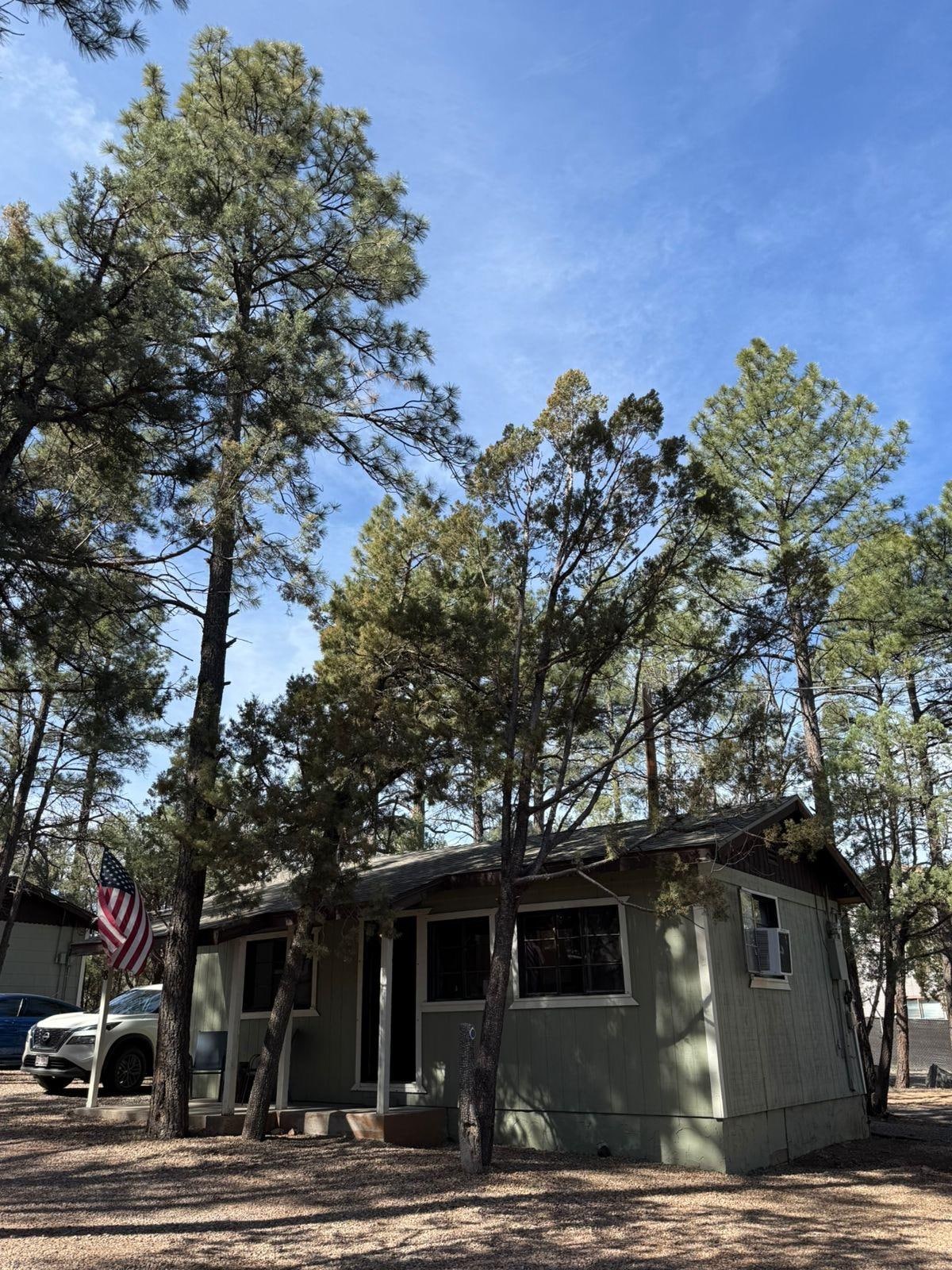 vista exterior con estacionamiento iluminado al costado 