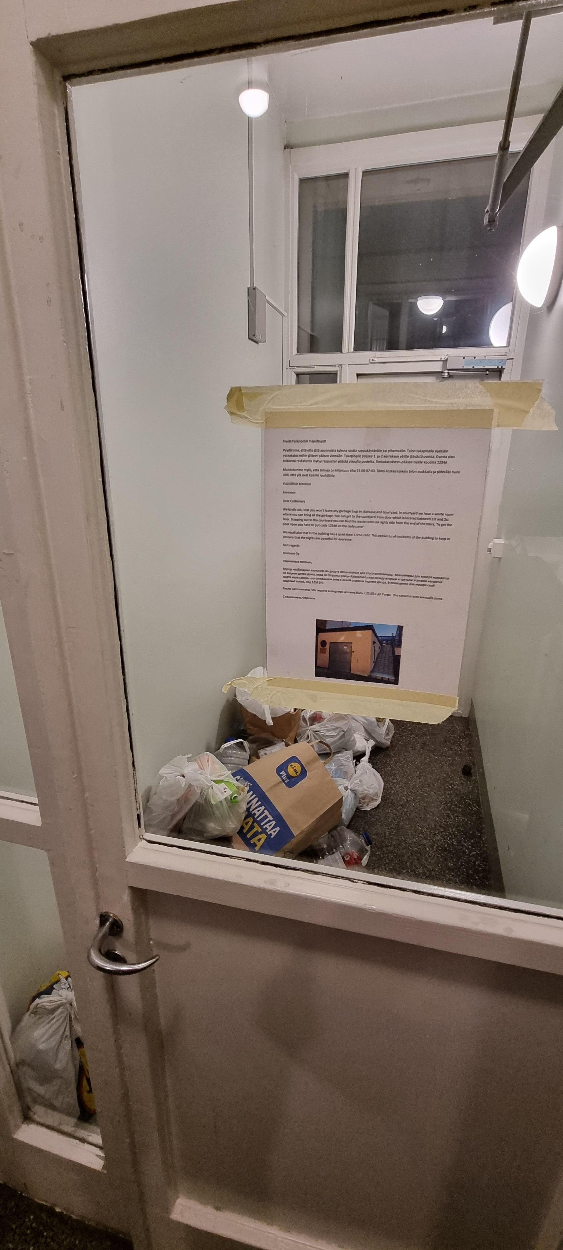 Entre les deux portes qui menent à un balcon, le local à poubelles...