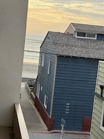 Pic from the enterence door side of Jay's place, nice alley to walk to beach and boardwalk. These alleys exist every block.