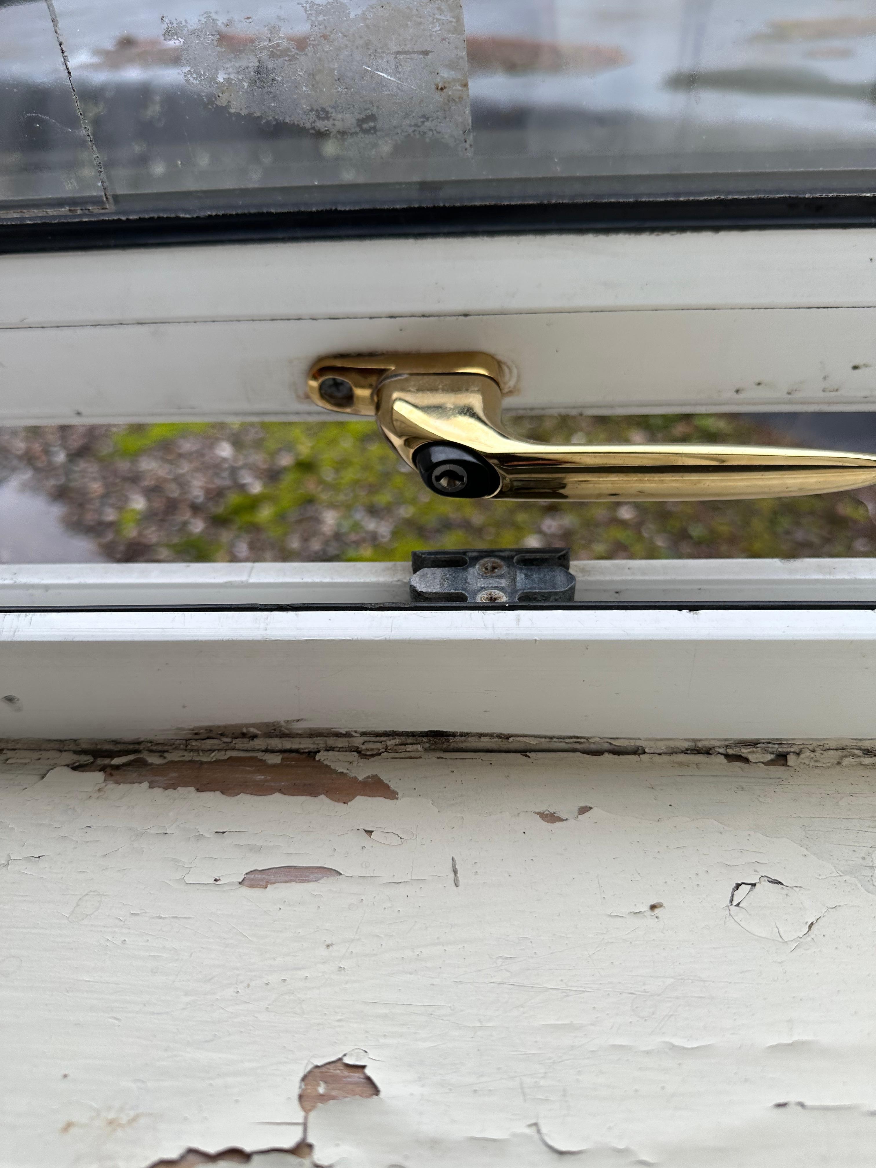 Vindue og vinduskarm på værelset