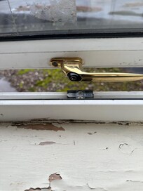 Vindue og vinduskarm på værelset