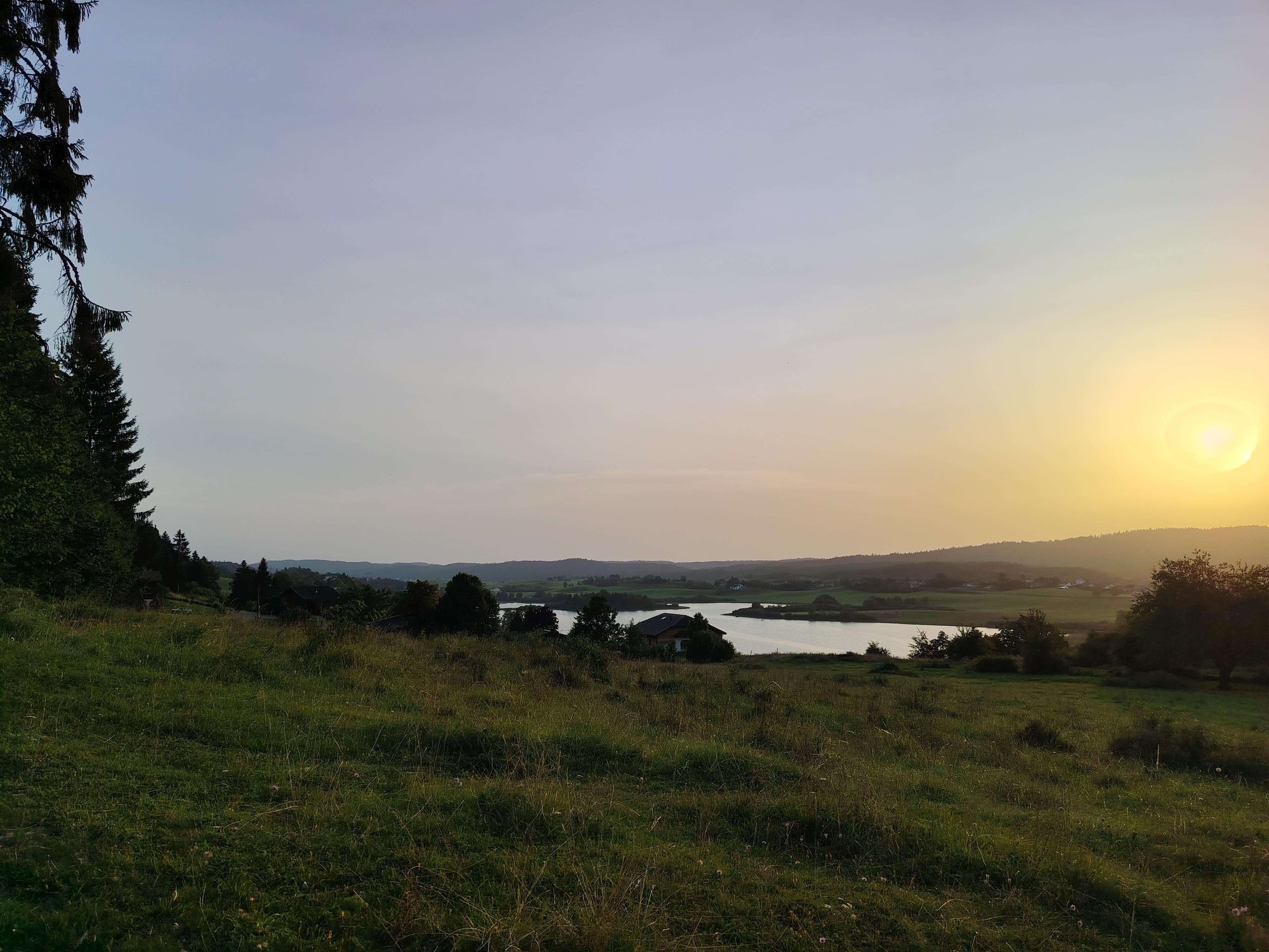 Le lac au coucher de soleil 