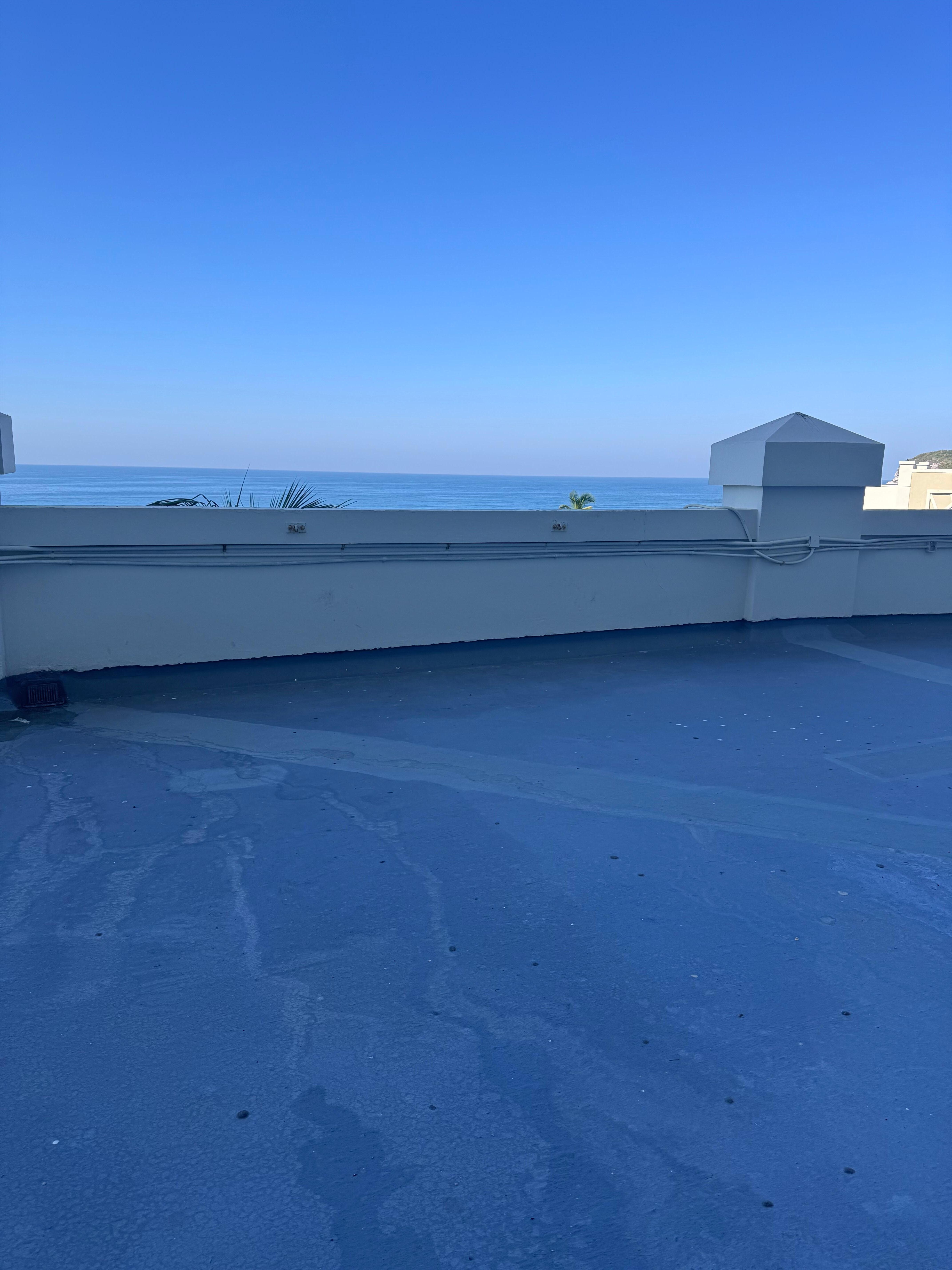 Wall “ocean view” room 