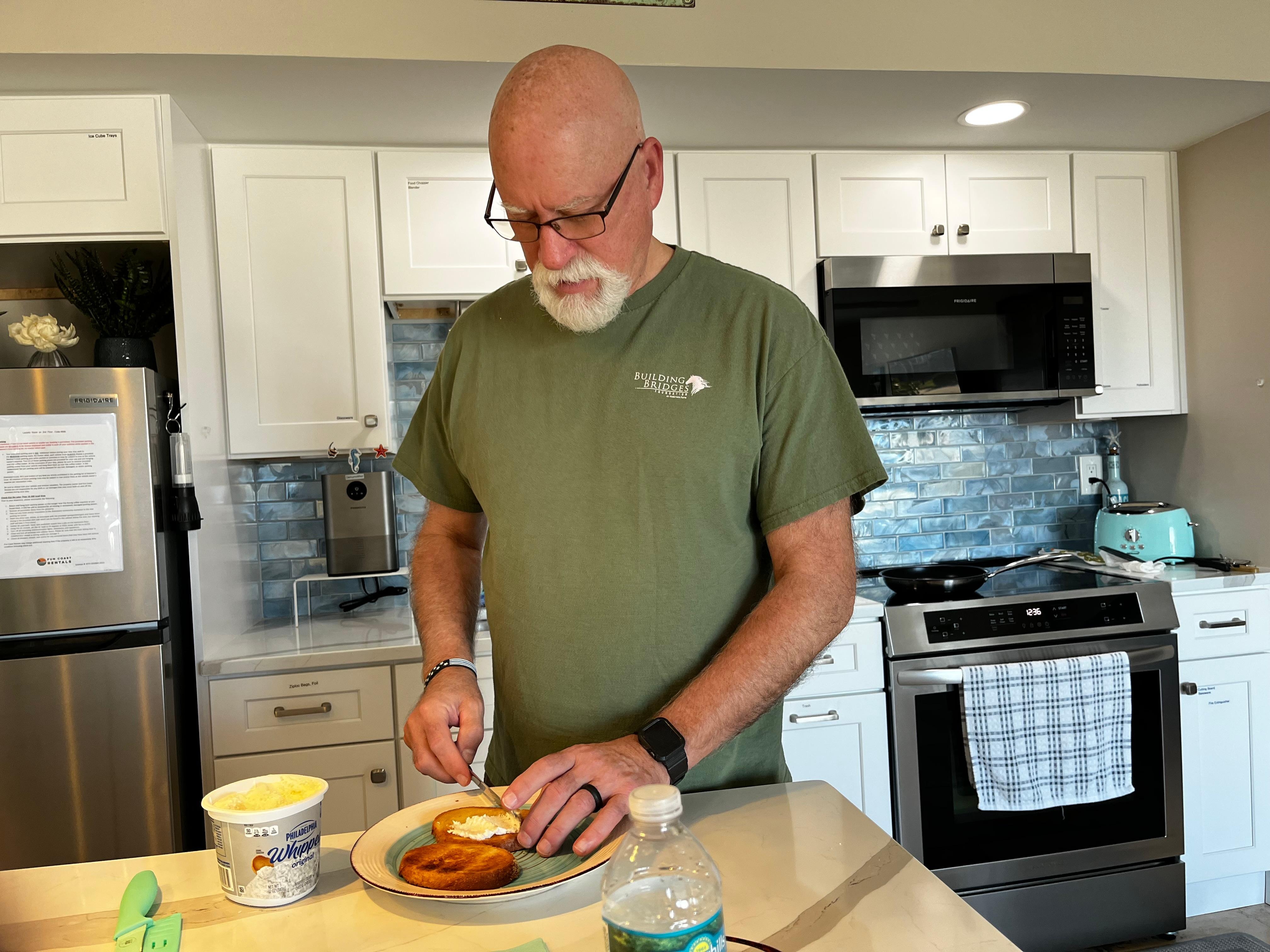 Kitchen met our breakfast needs and grocery stores are nearby. 