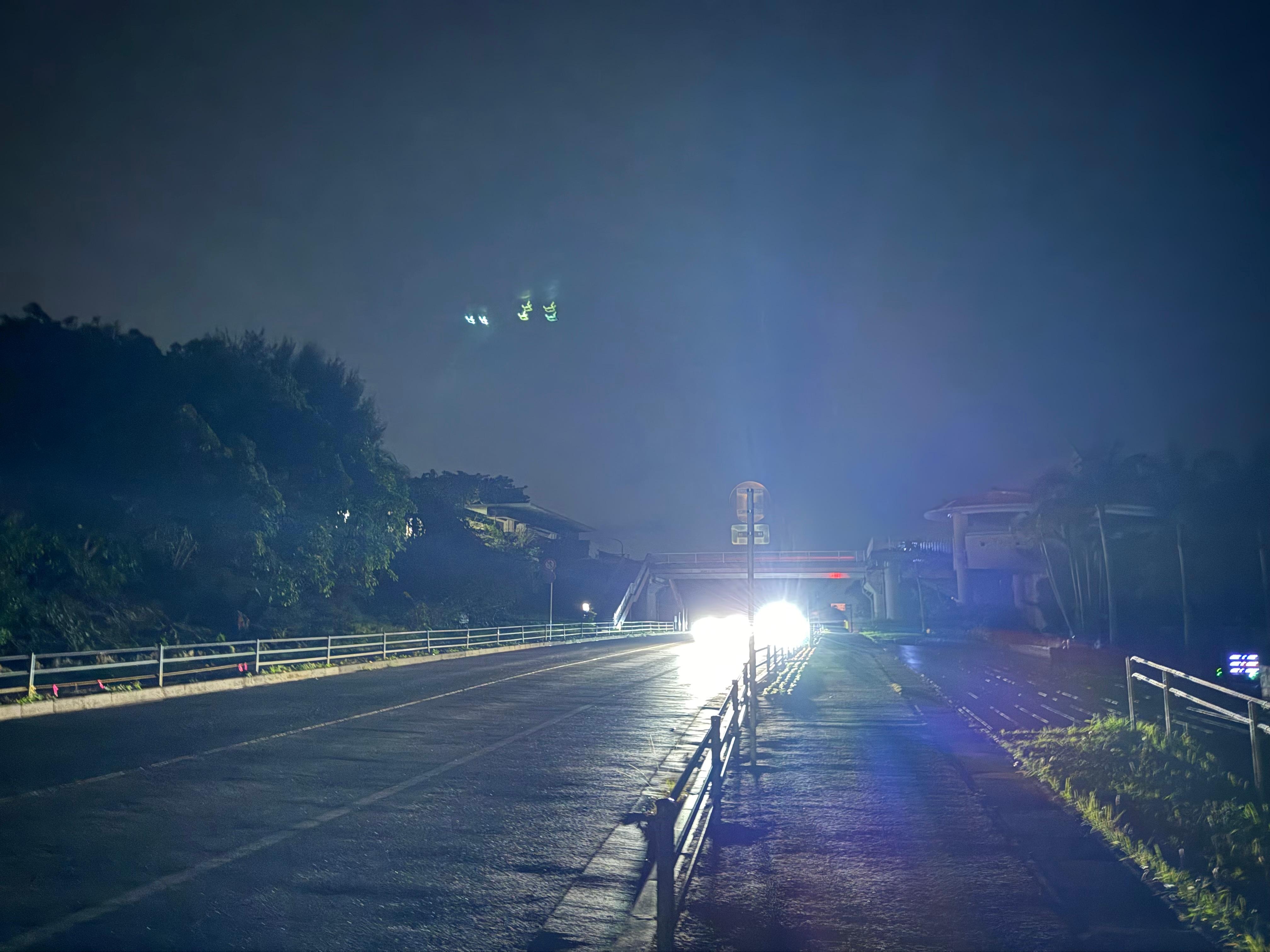 19時過ぎの海洋博公園沿い。真っ暗！(ホテル寄りになると街灯あります)