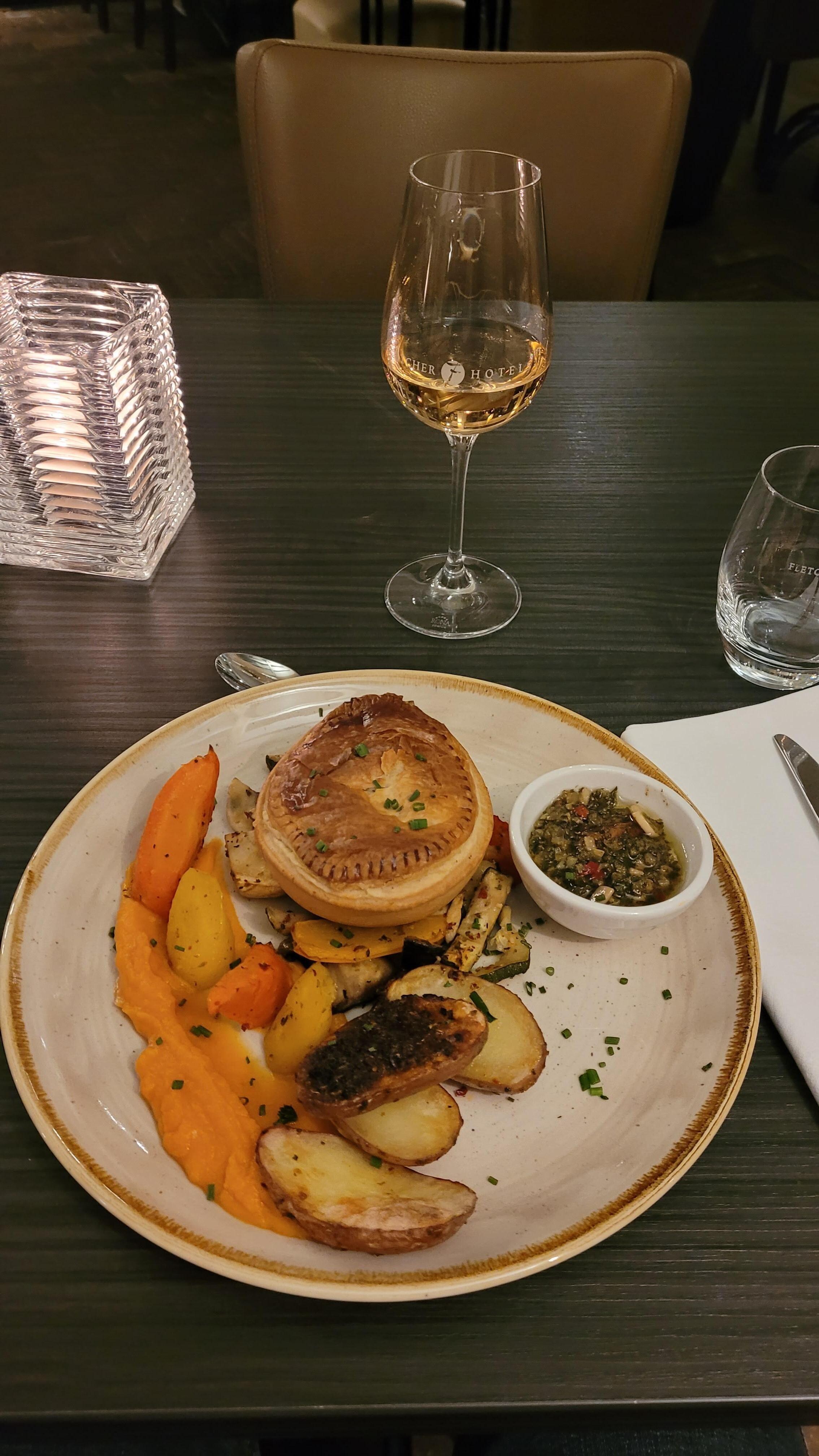 Een vegetarische bloemkool/kaas taart.
