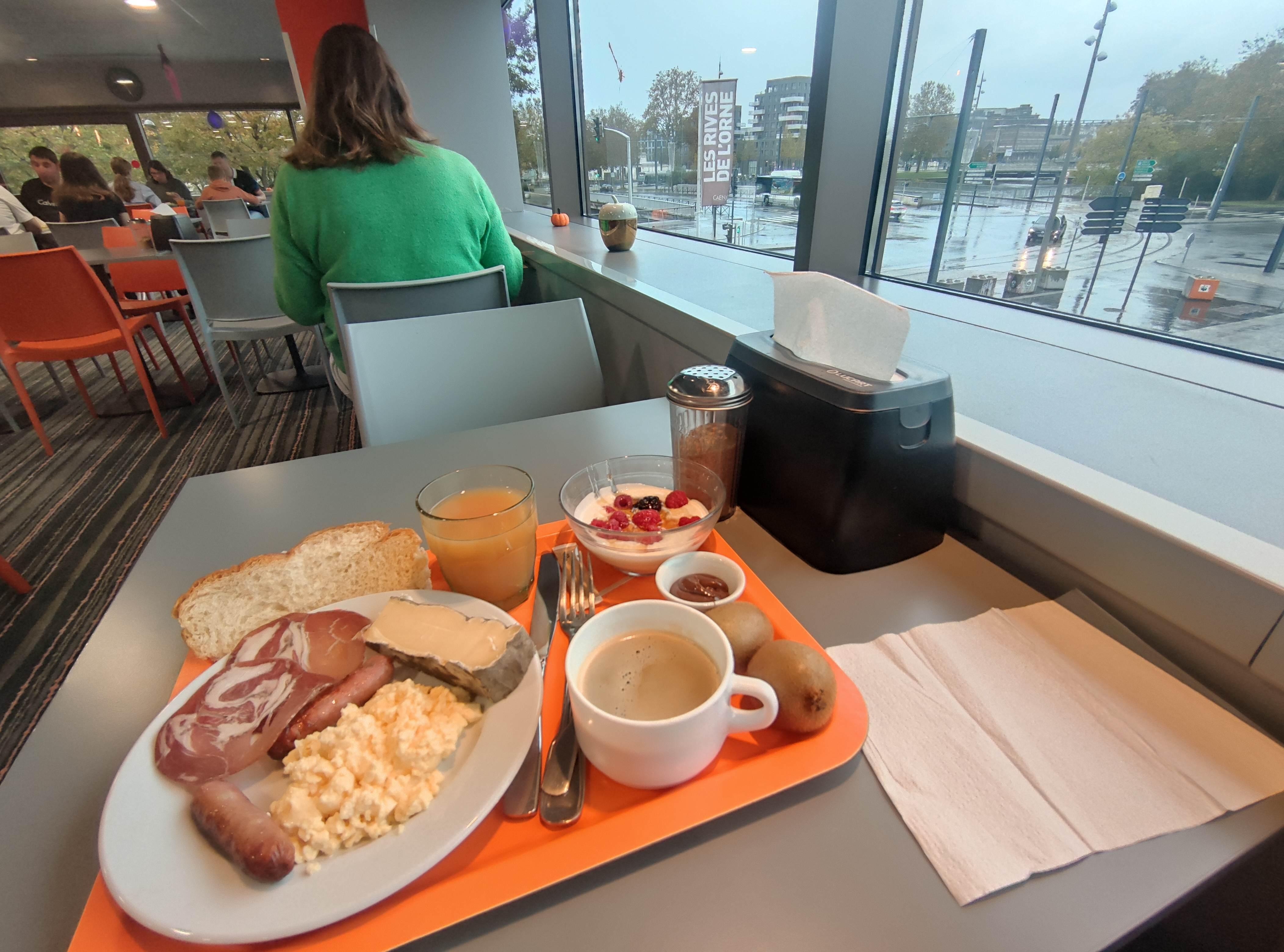 Déjeuner a volonté avec beaucoup de choix et compris avec la chambre !