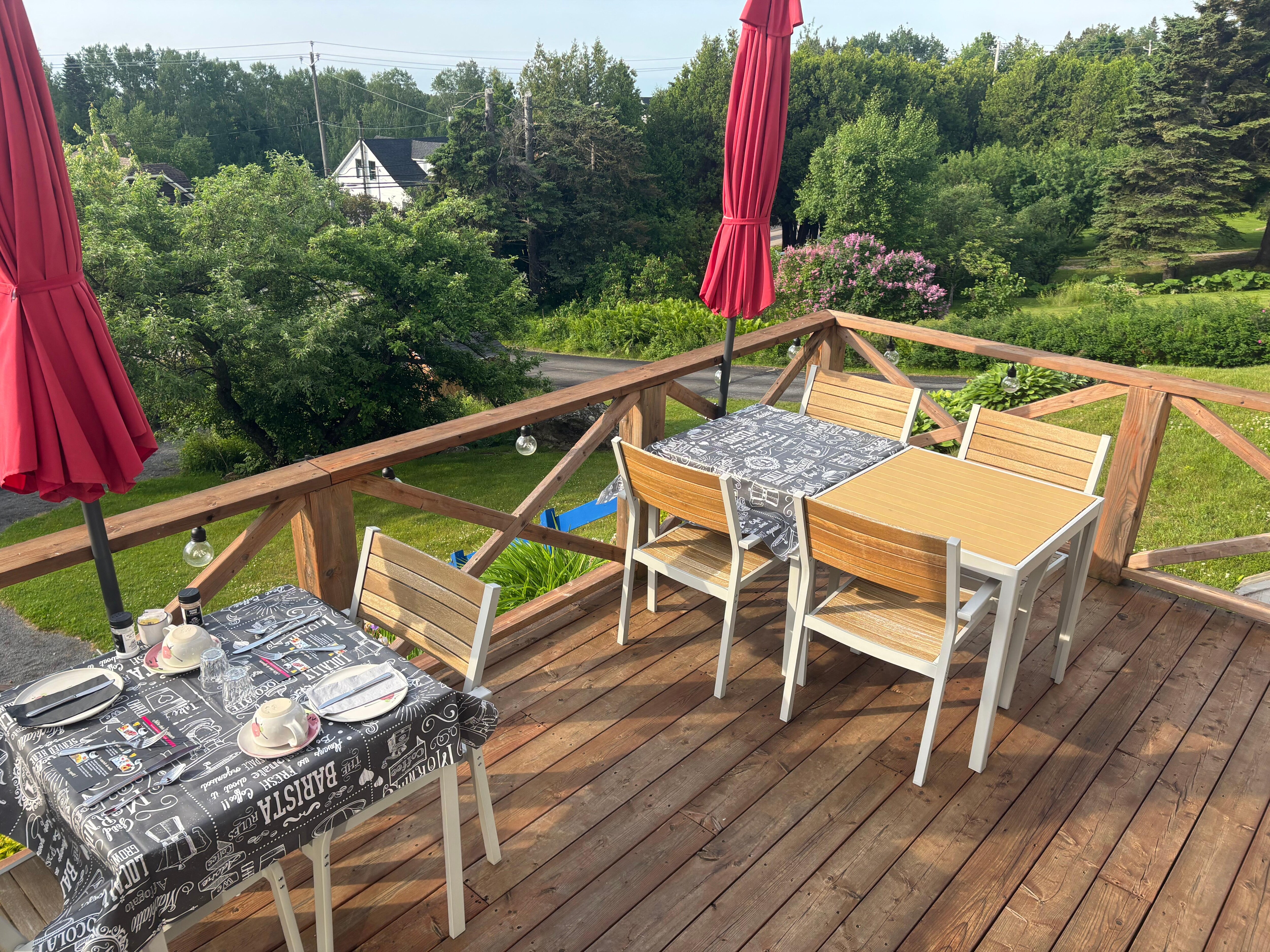 Terrasse pour le déjeuner.