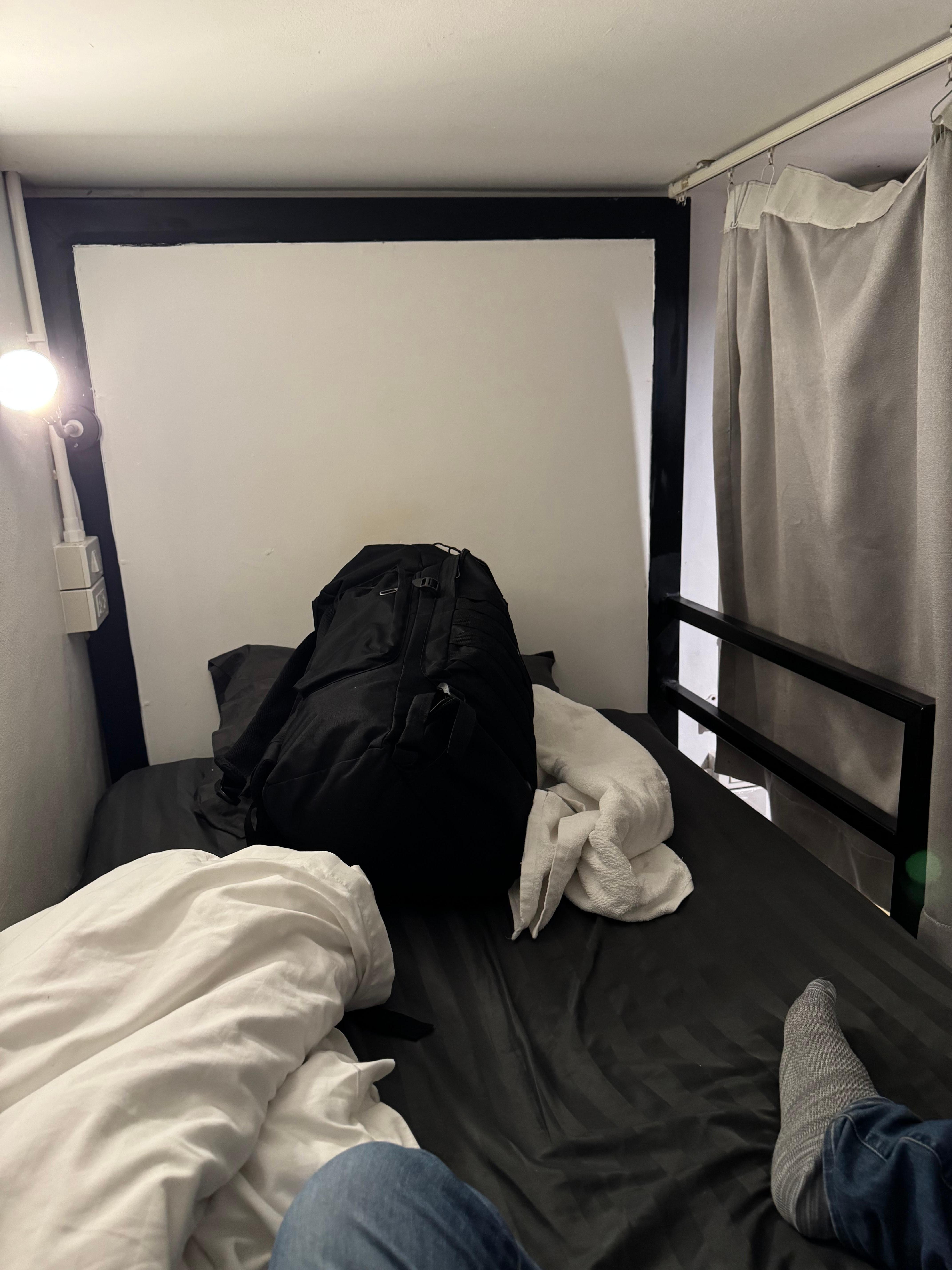 荷物と一緒に寝ました。空港に深夜に着いたので仮眠のために利用。ドンムアン空港からスカイウォークを使って歩いて行けます。新しく出来たダークレッドラインでバンコク市内への移動にも便利です。ドミトリーなので女性は無理、中高年男性向きです。