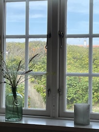 Klitten med fin strand på baksiden