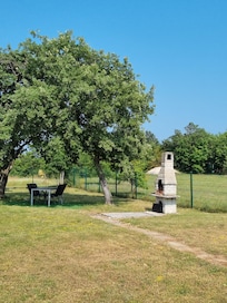 Blick zum Grill mit Sitzmöglichkeit