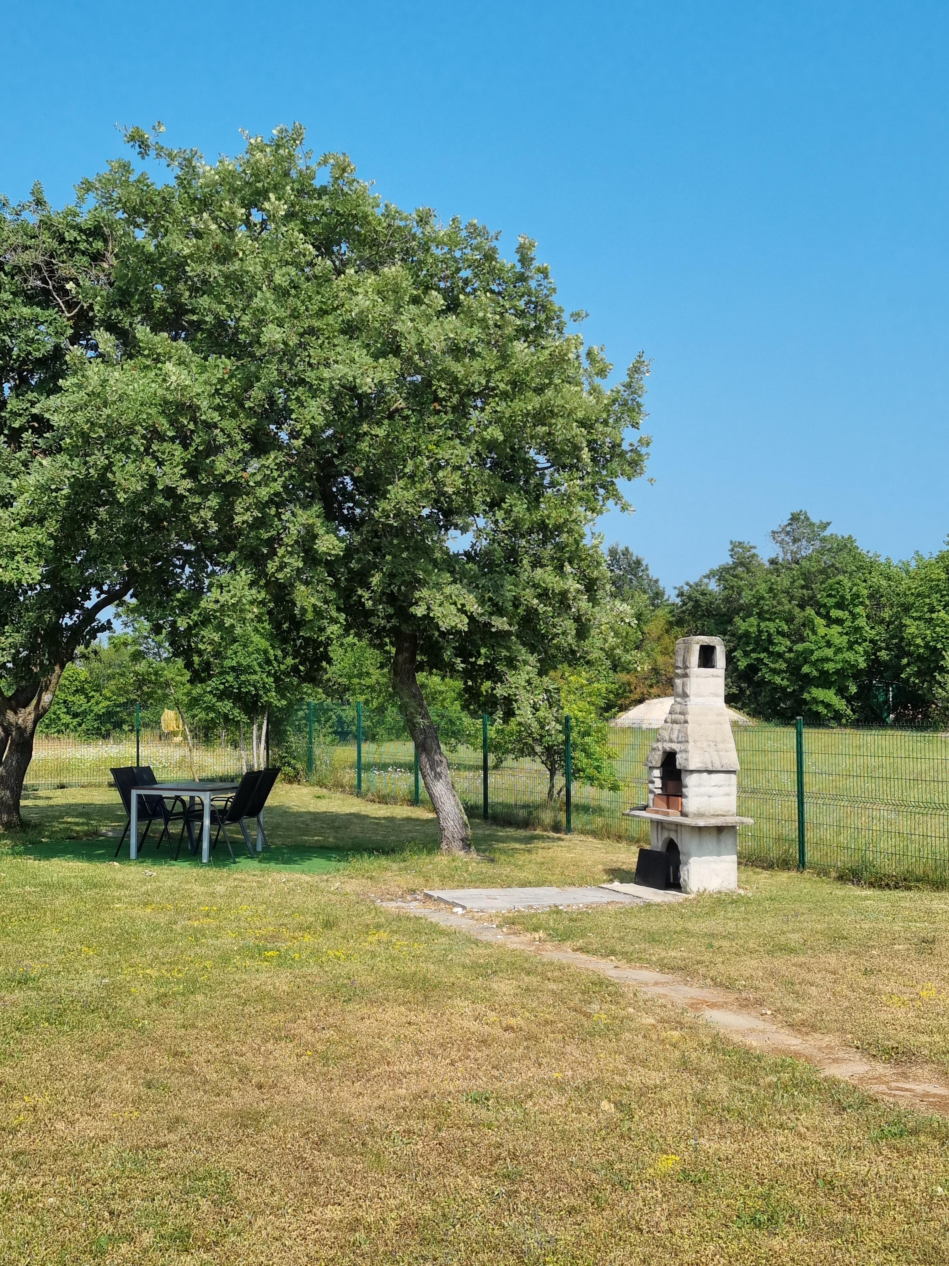 Blick zum Grill mit Sitzmöglichkeit