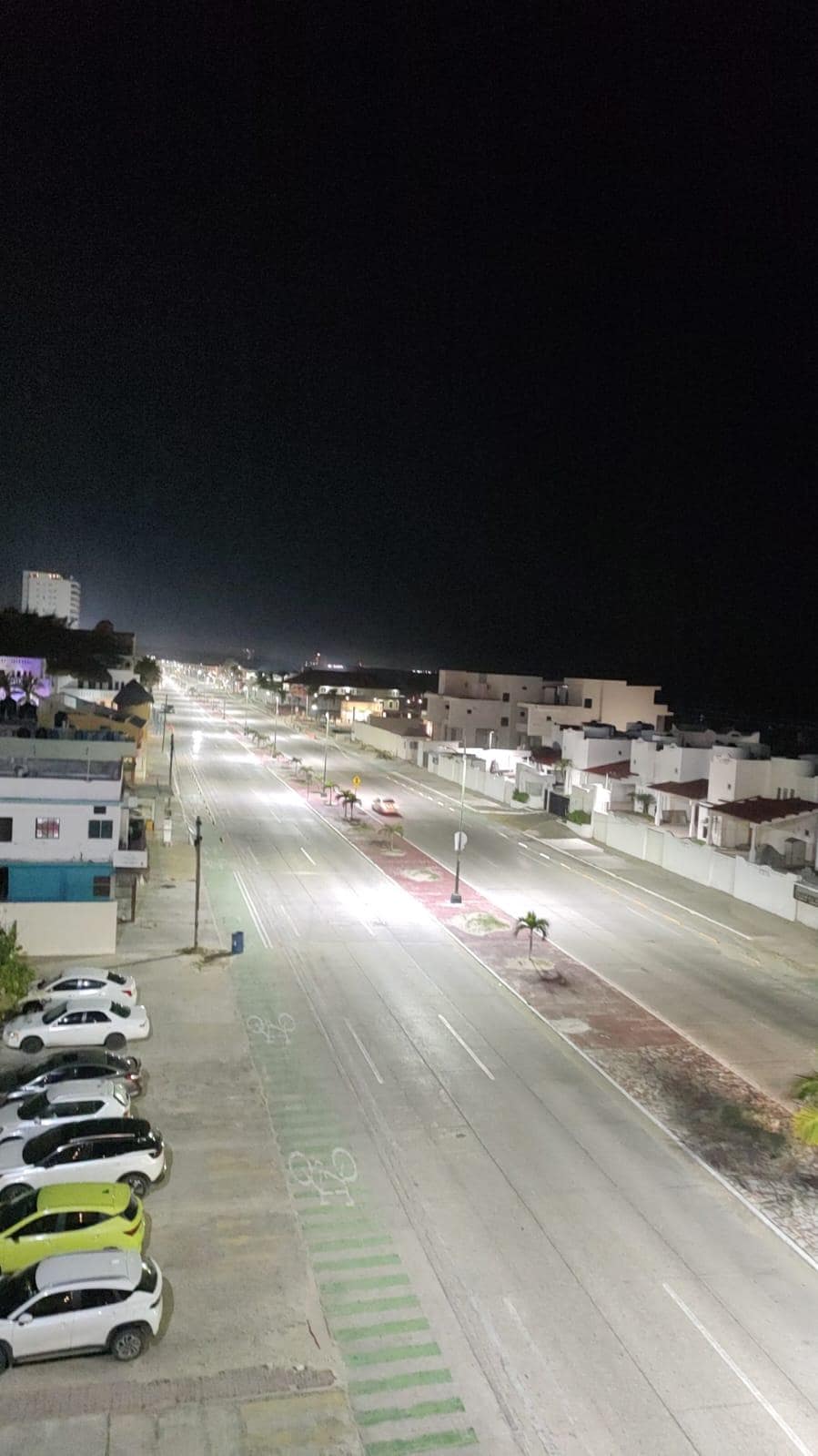 Avenida que tienes que cruzar para ir a las albercas o al mar