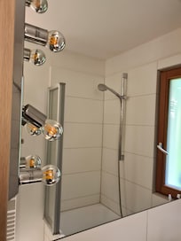 Beleuchtung im Bad - gefährlich - eine Leiste funktioniert nicht.