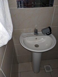 Bagno con evidenti tracce di capelli e tazza sporca