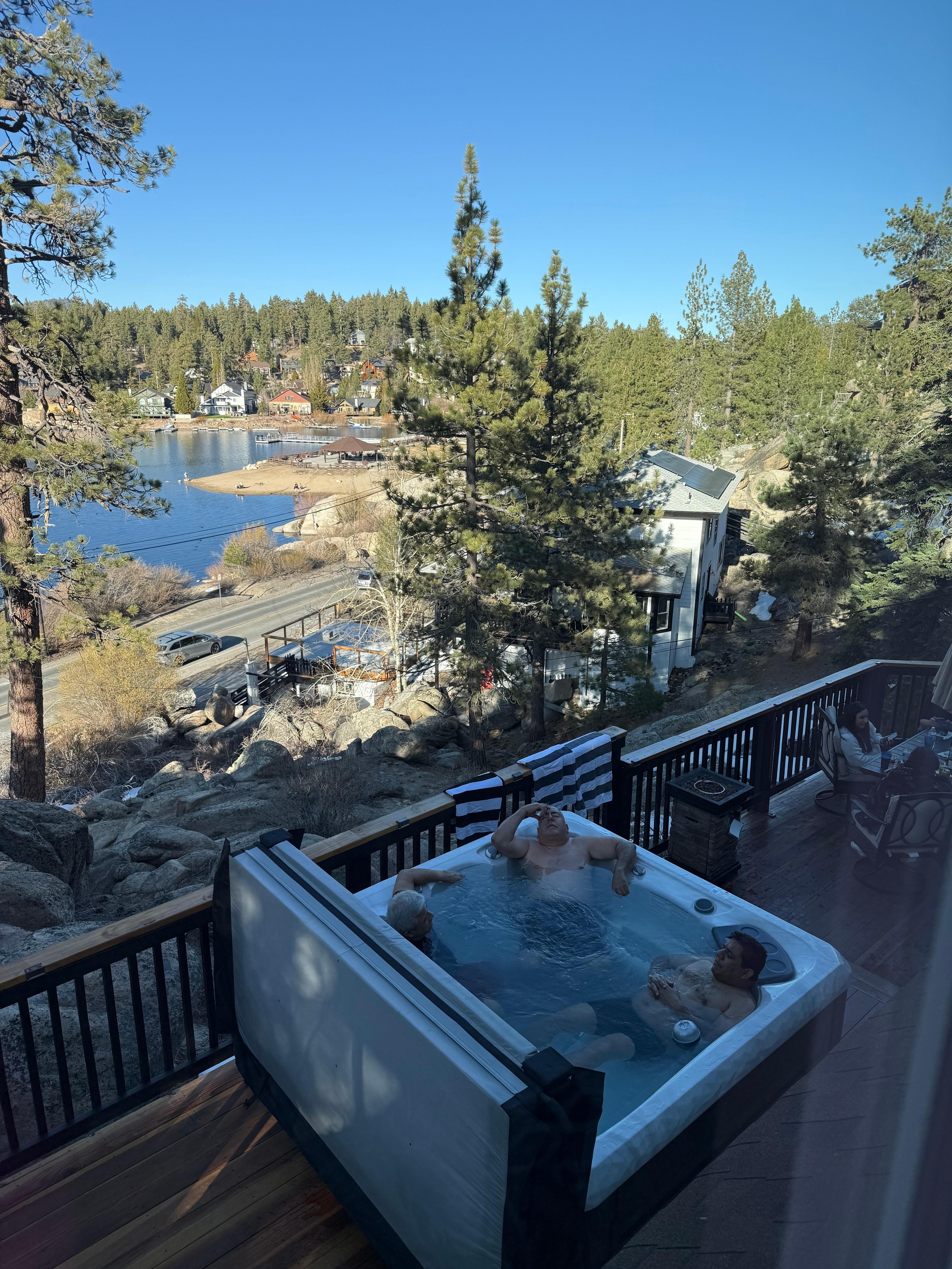 Wonderful jacuzzi Hot Tub with lake view 