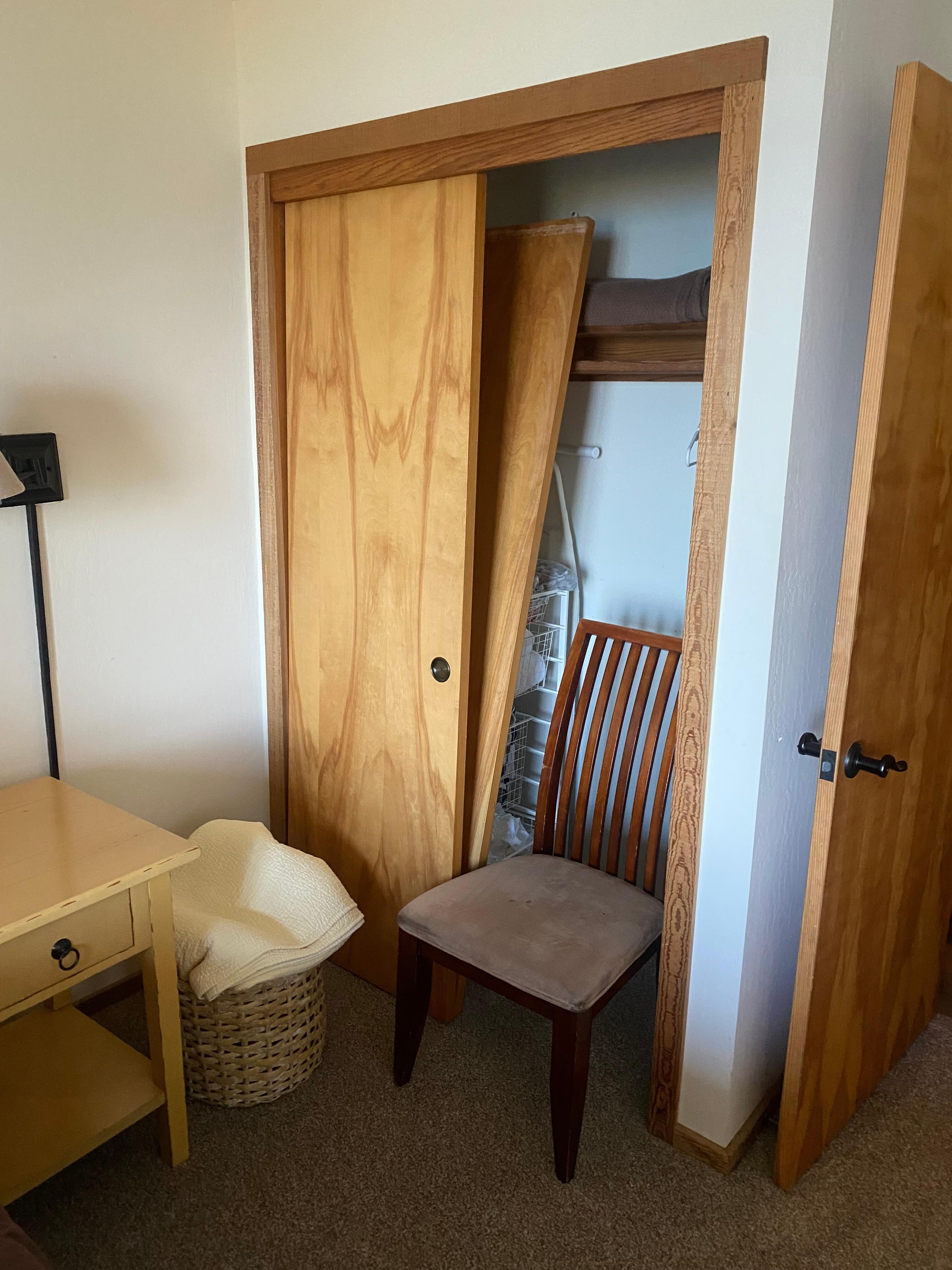 Guest bedroom
