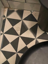 Nur ein kleines Beispiel von Haaren von früheren Gästen im Badezimmer. Unter dem Bett war auch enorm viel Staub sowie eine Postkarte und anderes Zeug von früheren Gästen. Die WC-Spülung war undicht.