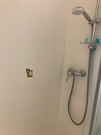 Et hul i væggen i bruser