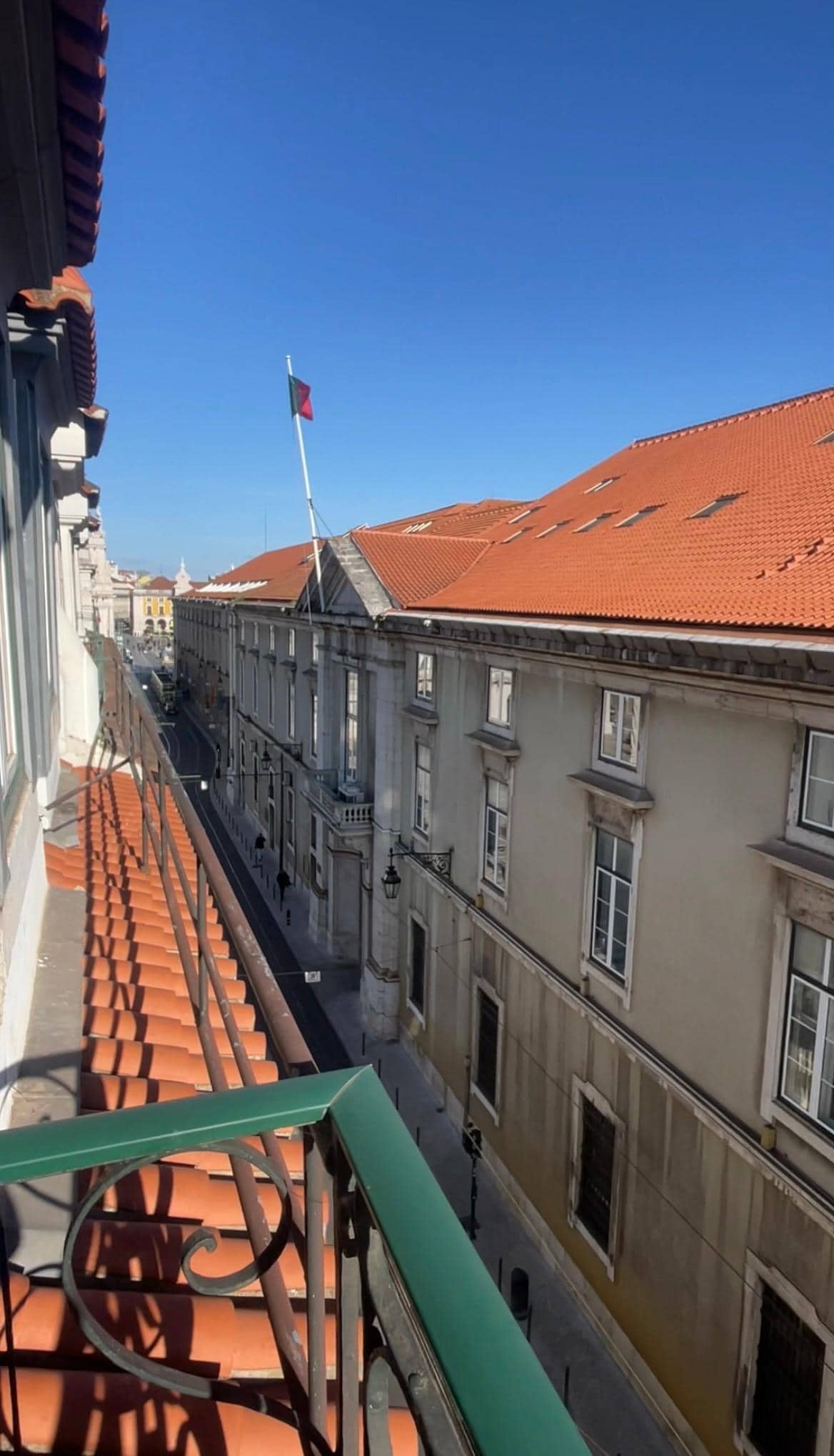 Vista da sacada do quarto, é possível ver o ponto de transporte na praça do comércio.   O hotel é bem pertinho da praça do comércio, do museu do dinheiro e de diversos pontos importantes de Lisboa.