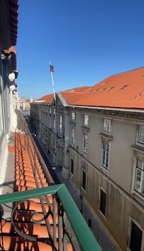 Vista da sacada do quarto, é possível ver o ponto de transporte na praça do comércio. O hotel é bem pertinho da praça do comércio, do museu do dinheiro e de diversos pontos importantes de Lisboa.