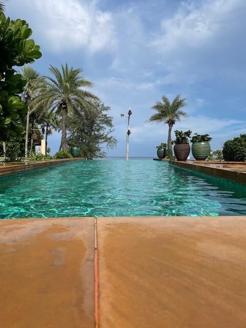 View 2 of the infinity pool.