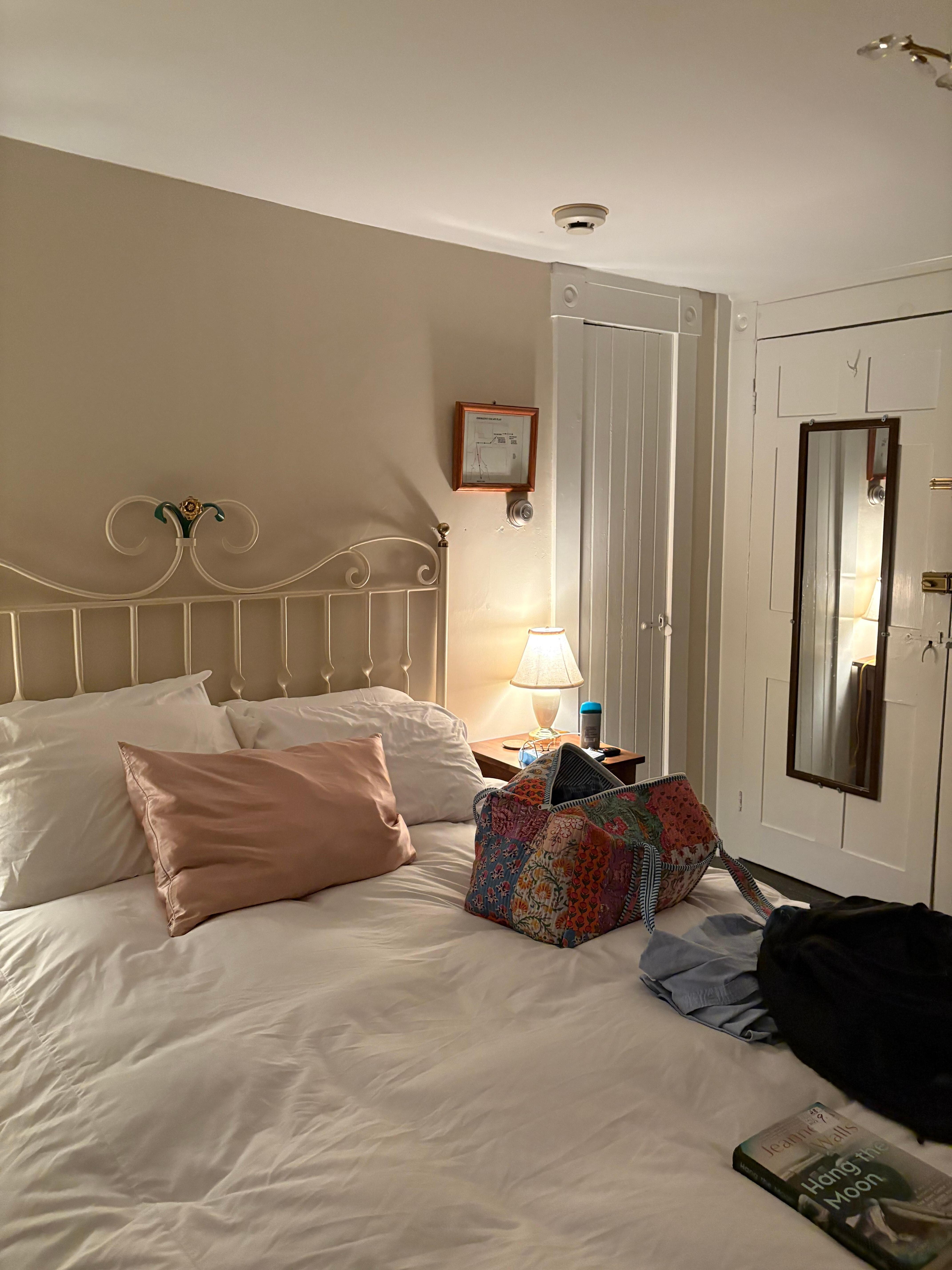 Cozy bed with cotton linens & nice mattress 