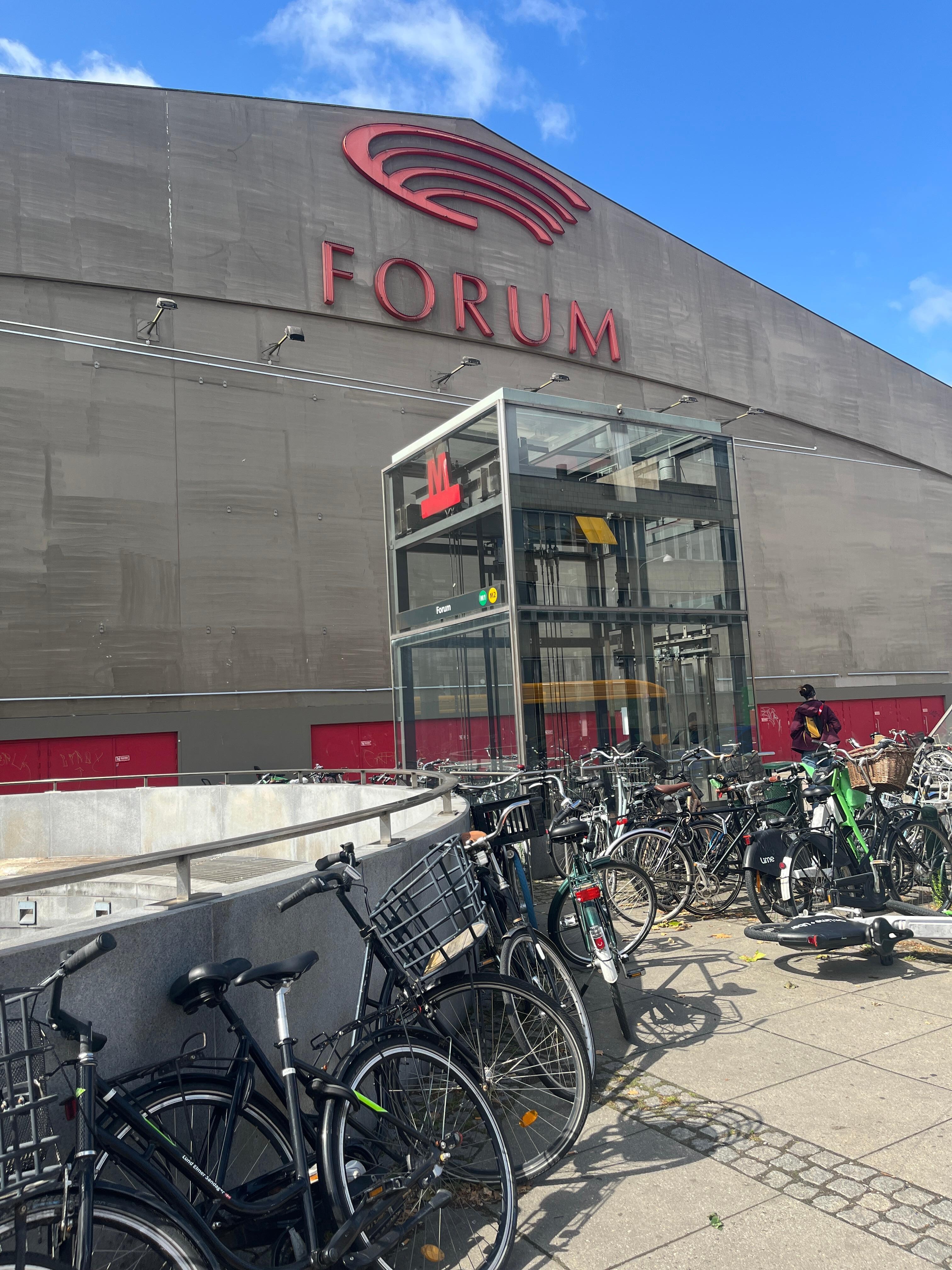 Forum駅はエレベーターならホームまですぐです