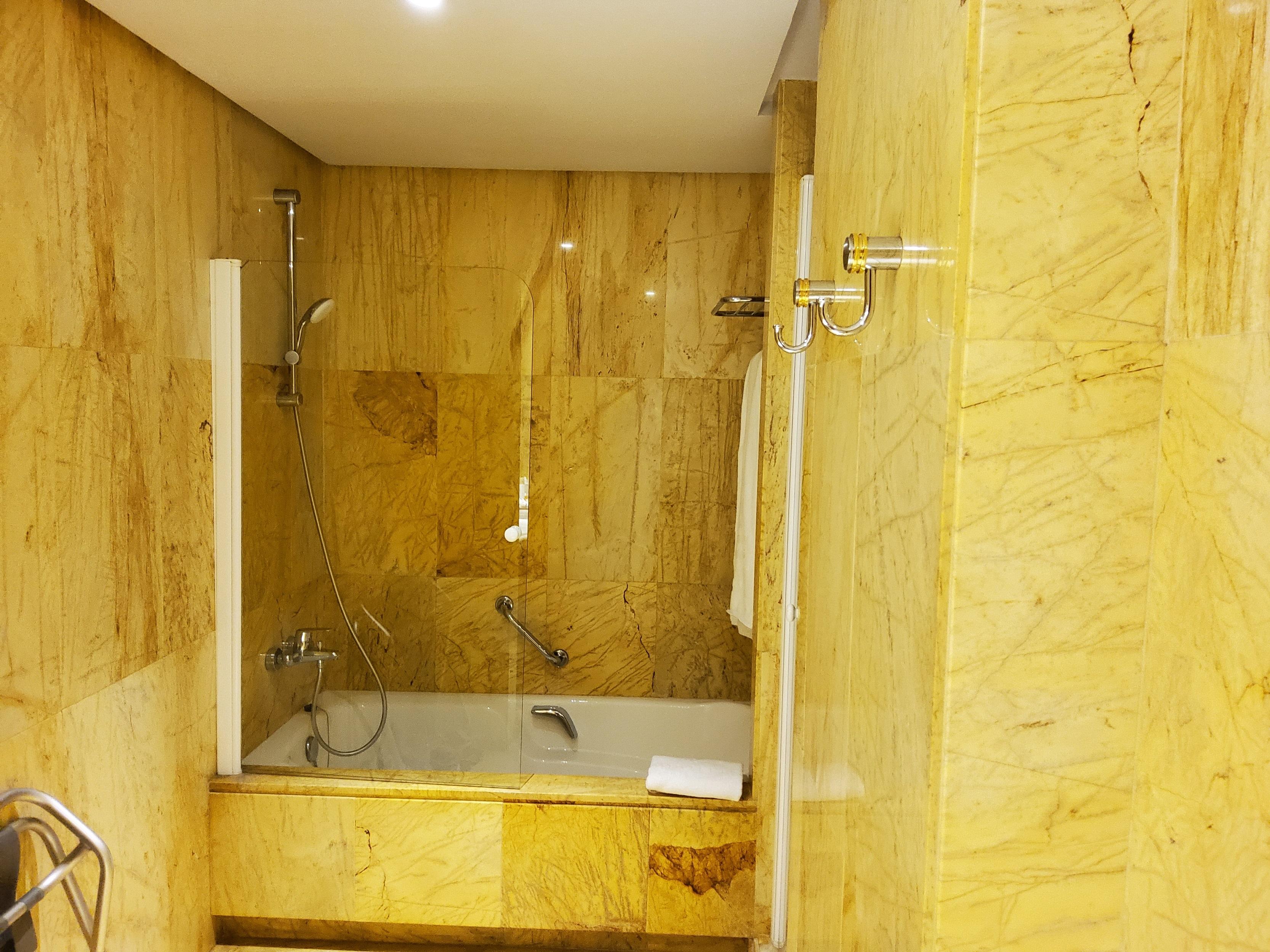 Blick Badewanne, davor auf der rechten Seite die  Dusche