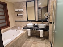 Salle de bain avec baignoire jacuzzi, douche et WC séparé