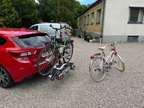 Parkering på gården i mån av plats