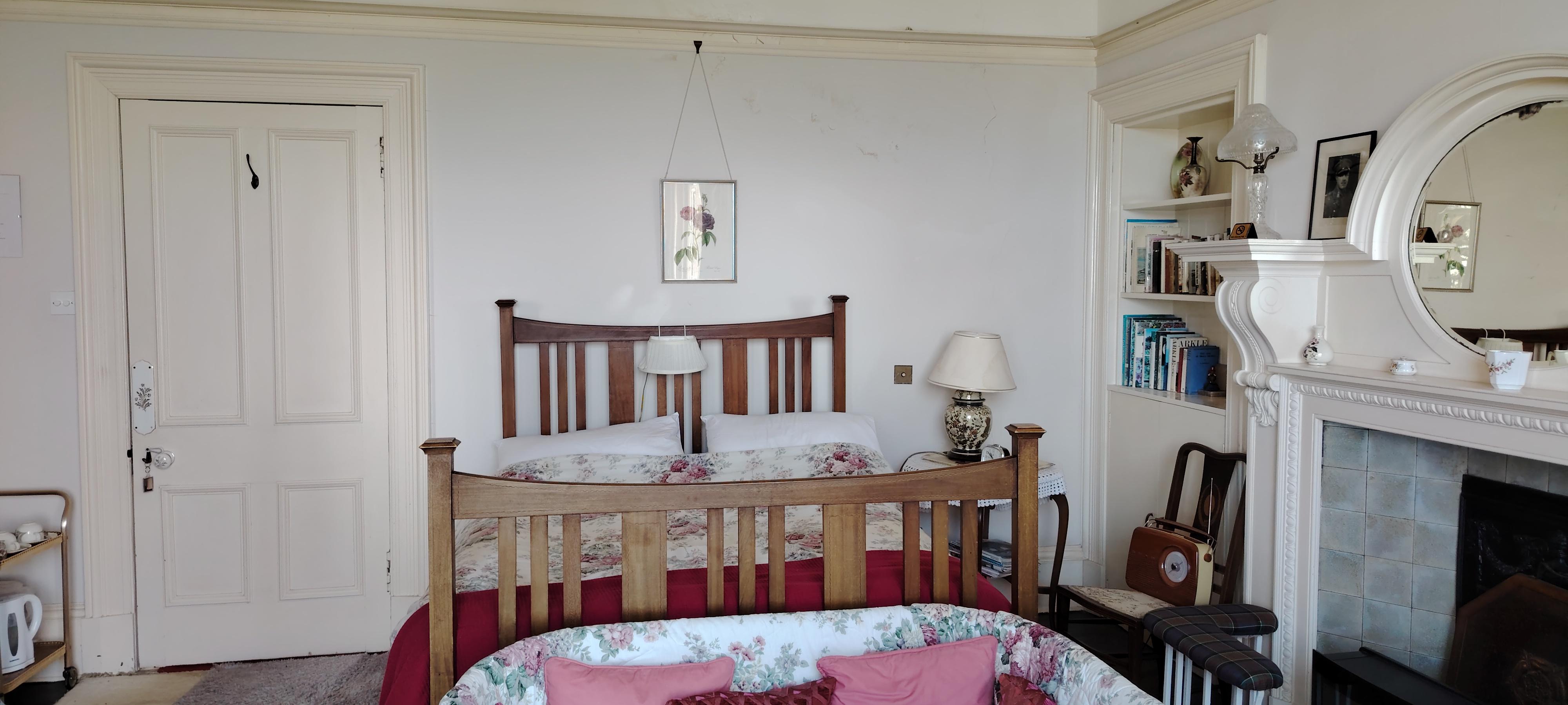 Main bedroom, front of house with sea view 