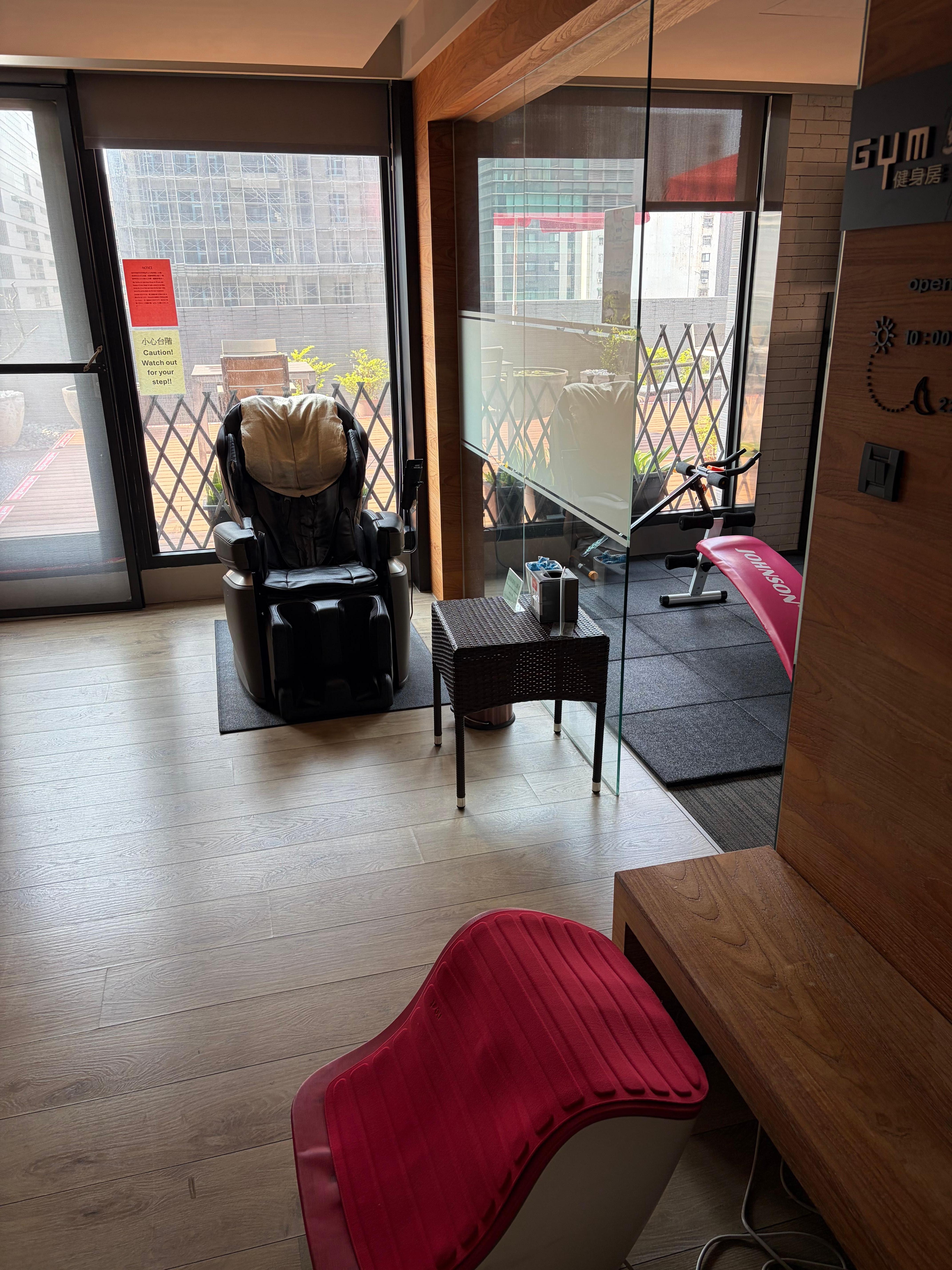 マッサージチェアとその奥がフラワーガーデン