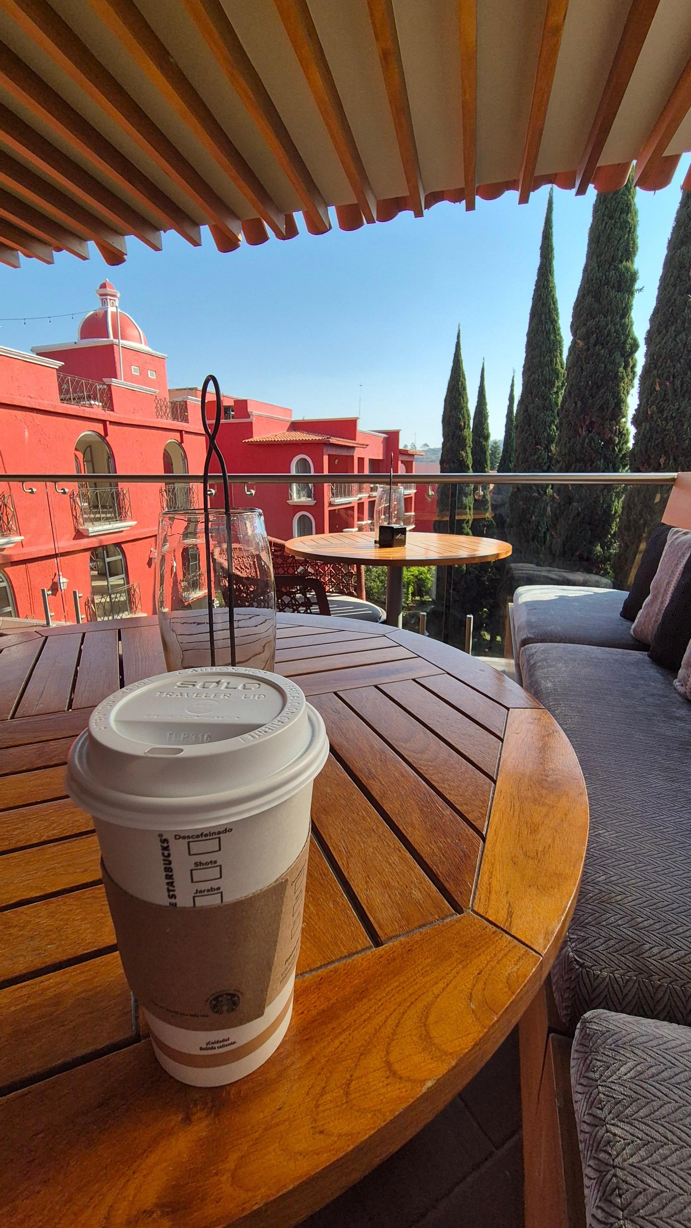 Tiene una terraza muy agradable.