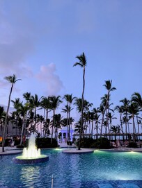 Las piscinas son cerradas a las 7:00pm por mantenimiento.