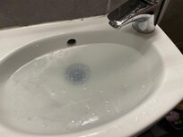 Ein Waschbecken, das ganz schlecht abläuft.