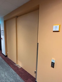 ascensore bloccata e chiusa