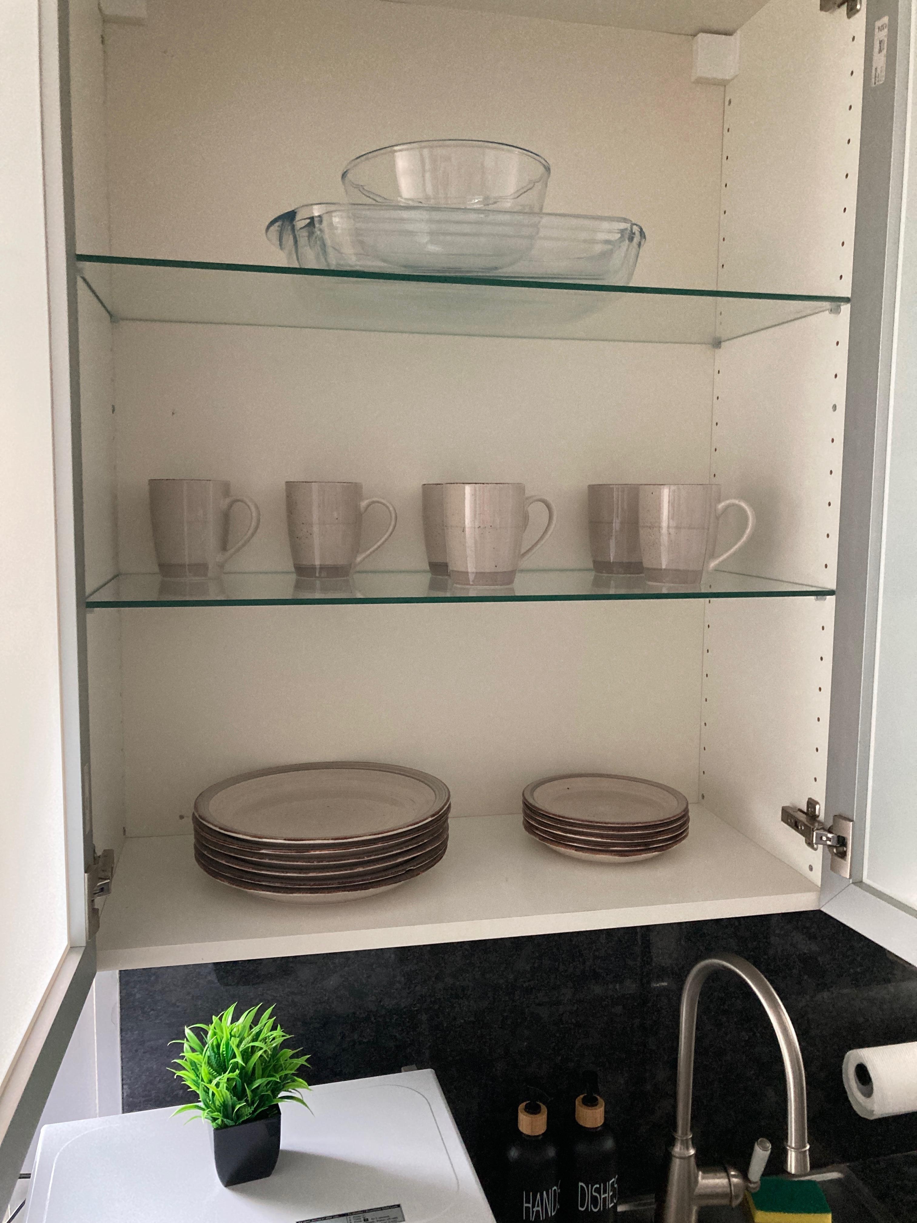 Only 4 mugs to drink from, NO GLASSES